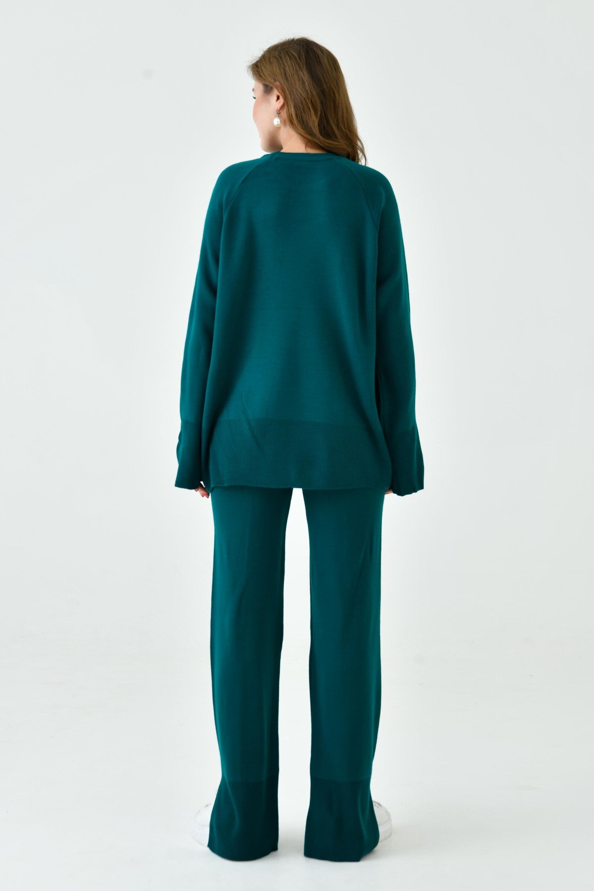 Zweiteiliges Set aus Strickpullover und Hose mit Schlitz.