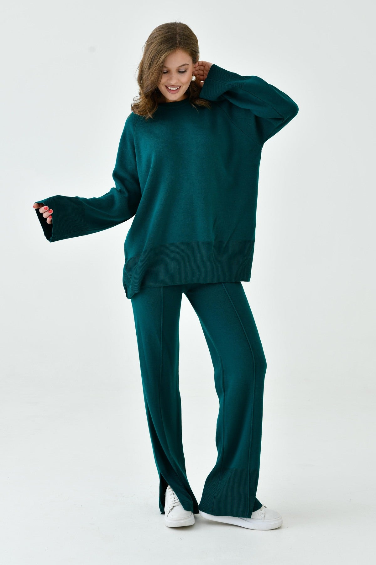 Zweiteiliges Set aus Strickpullover und Hose mit Schlitz.