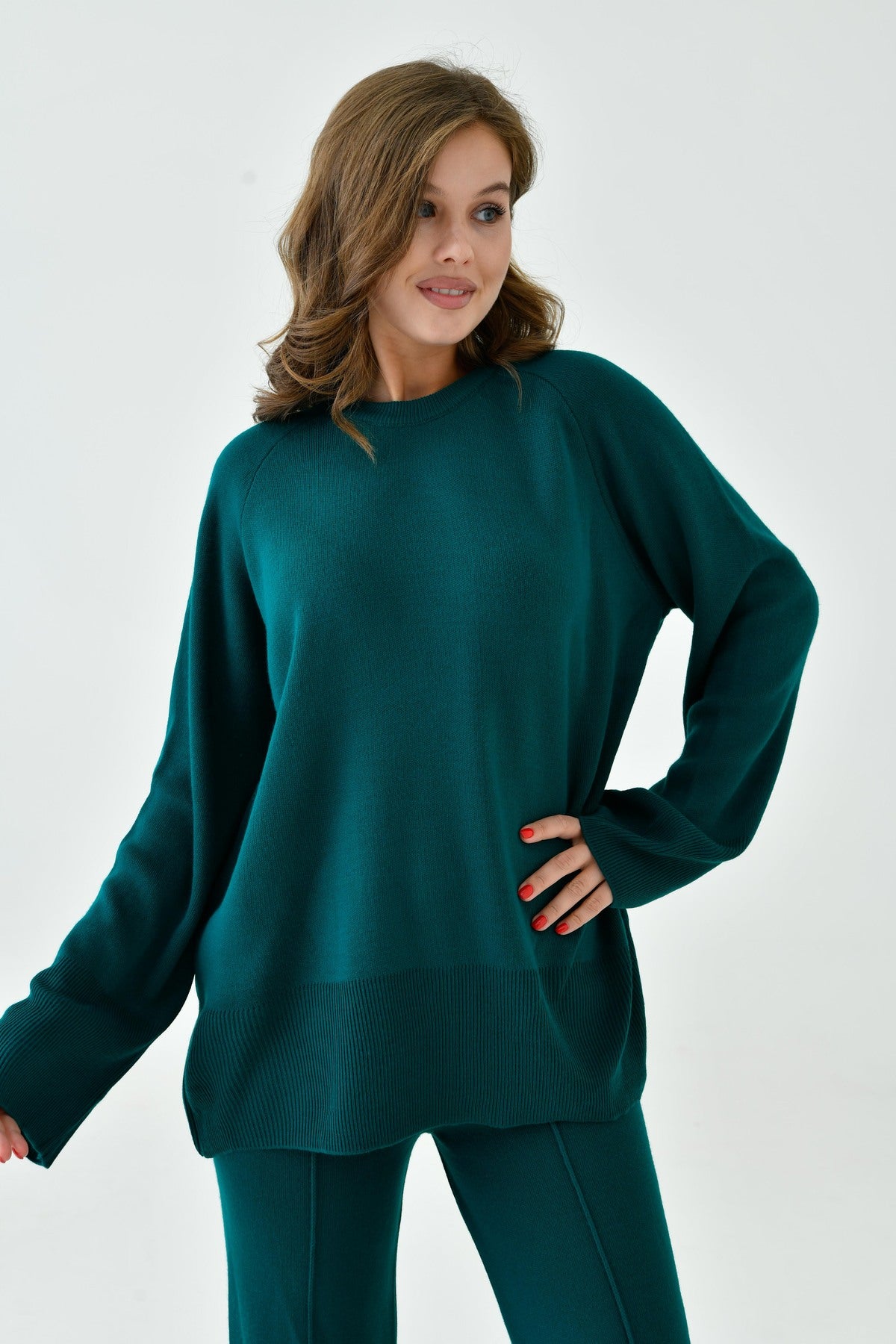 Zweiteiliges Set aus Strickpullover und Hose mit Schlitz.