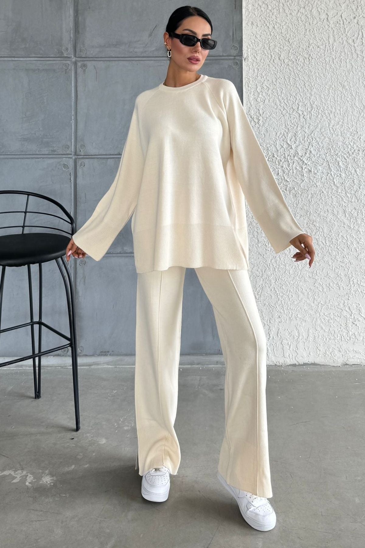 Zweiteiliges Set aus Strickpullover und Hose mit Schlitz.