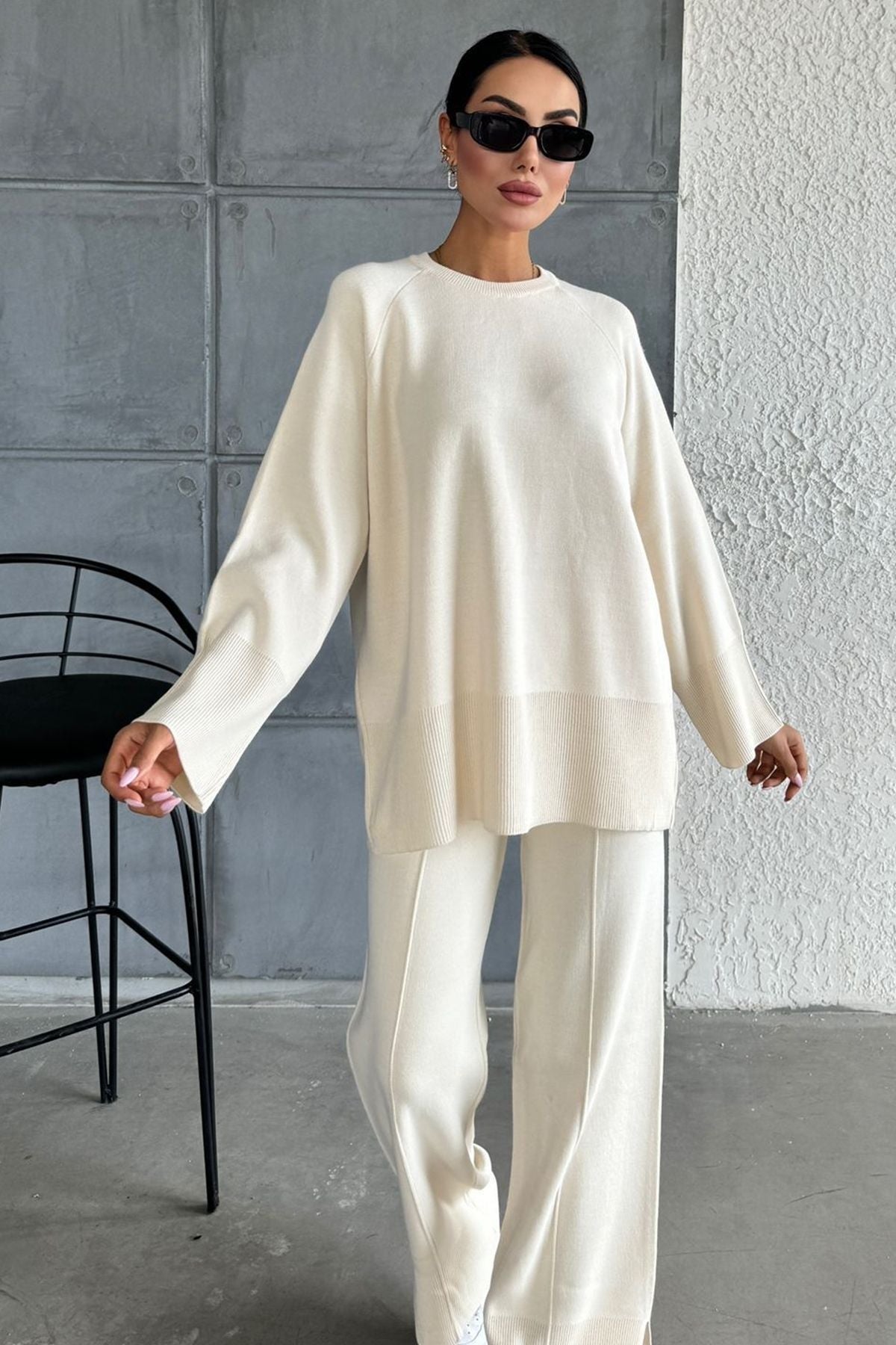 Zweiteiliges Set aus Strickpullover und Hose mit Schlitz.