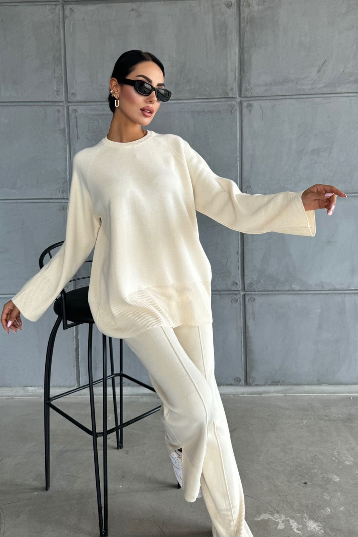 Zweiteiliges Set aus Strickpullover und Hose mit Schlitz.