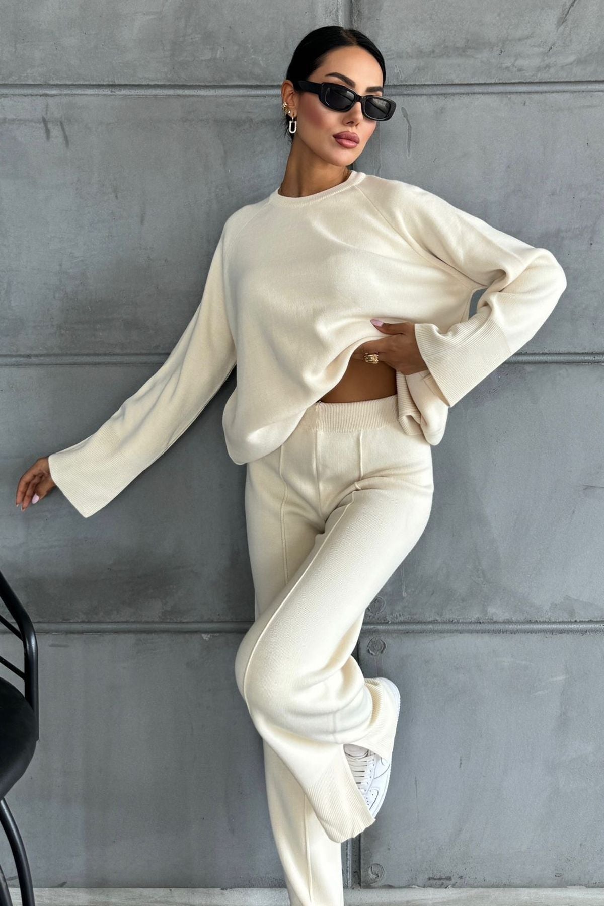 Zweiteiliges Set aus Strickpullover und Hose mit Schlitz.