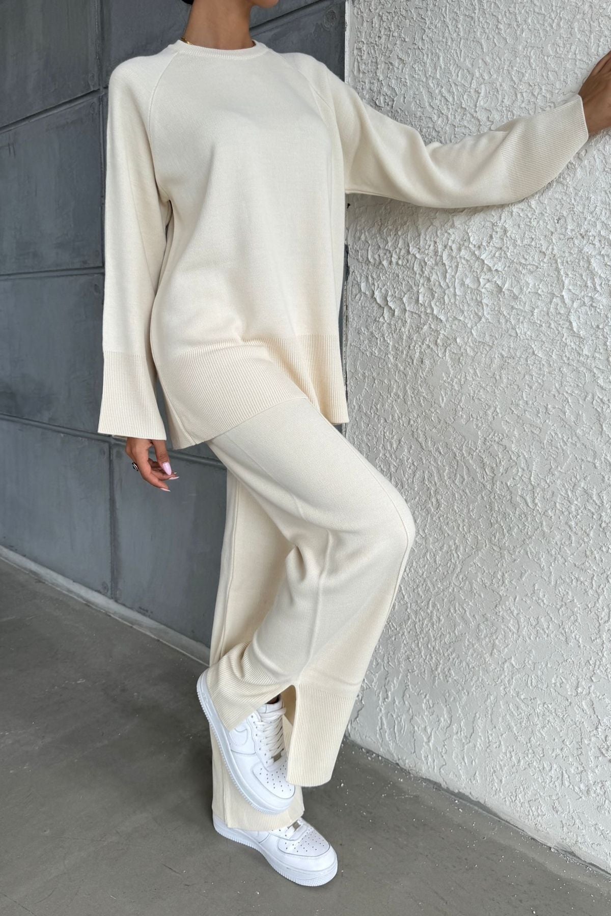 Zweiteiliges Set aus Strickpullover und Hose mit Schlitz.