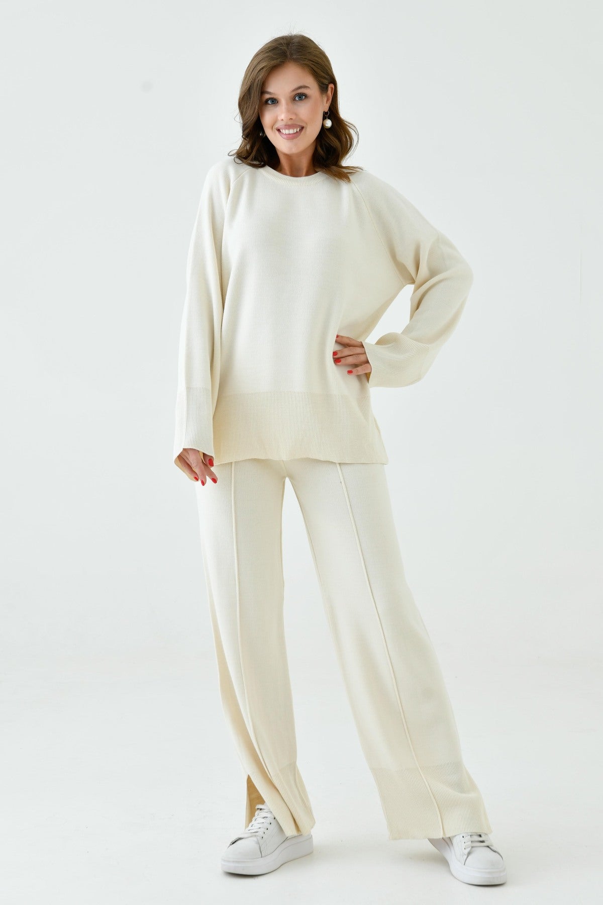 Zweiteiliges Set aus Strickpullover und Hose mit Schlitz.