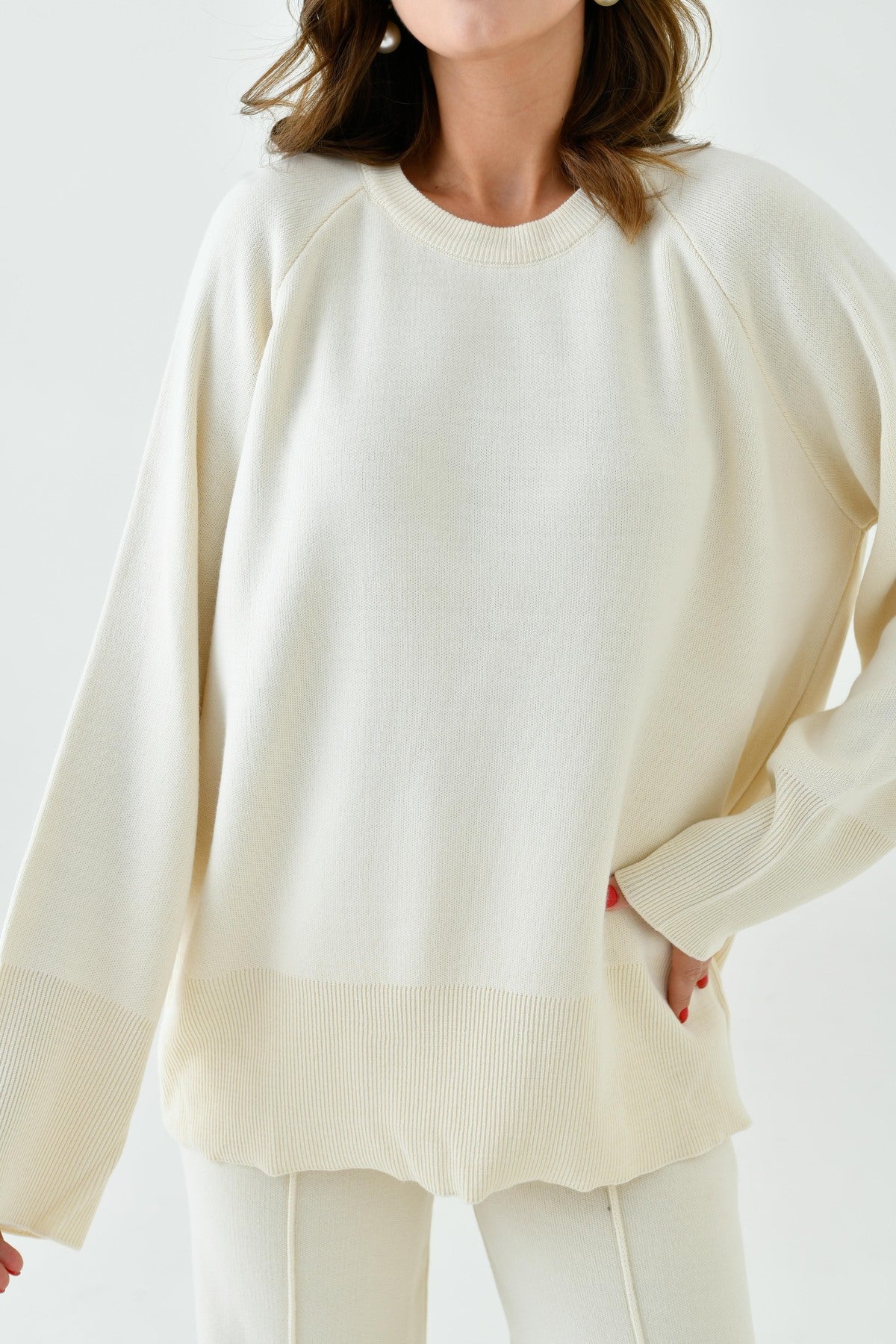 Zweiteiliges Set aus Strickpullover und Hose mit Schlitz.