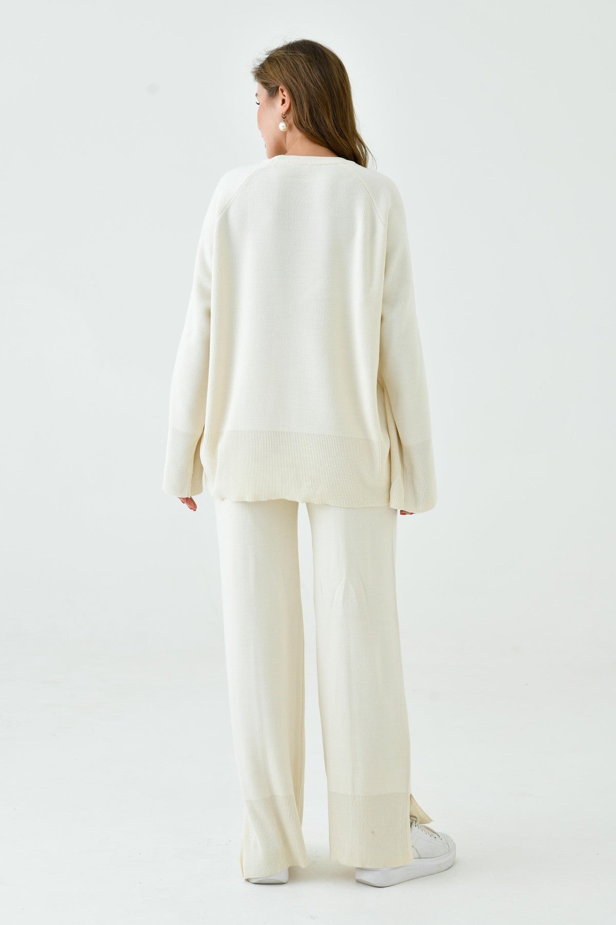 Zweiteiliges Set aus Strickpullover und Hose mit Schlitz.