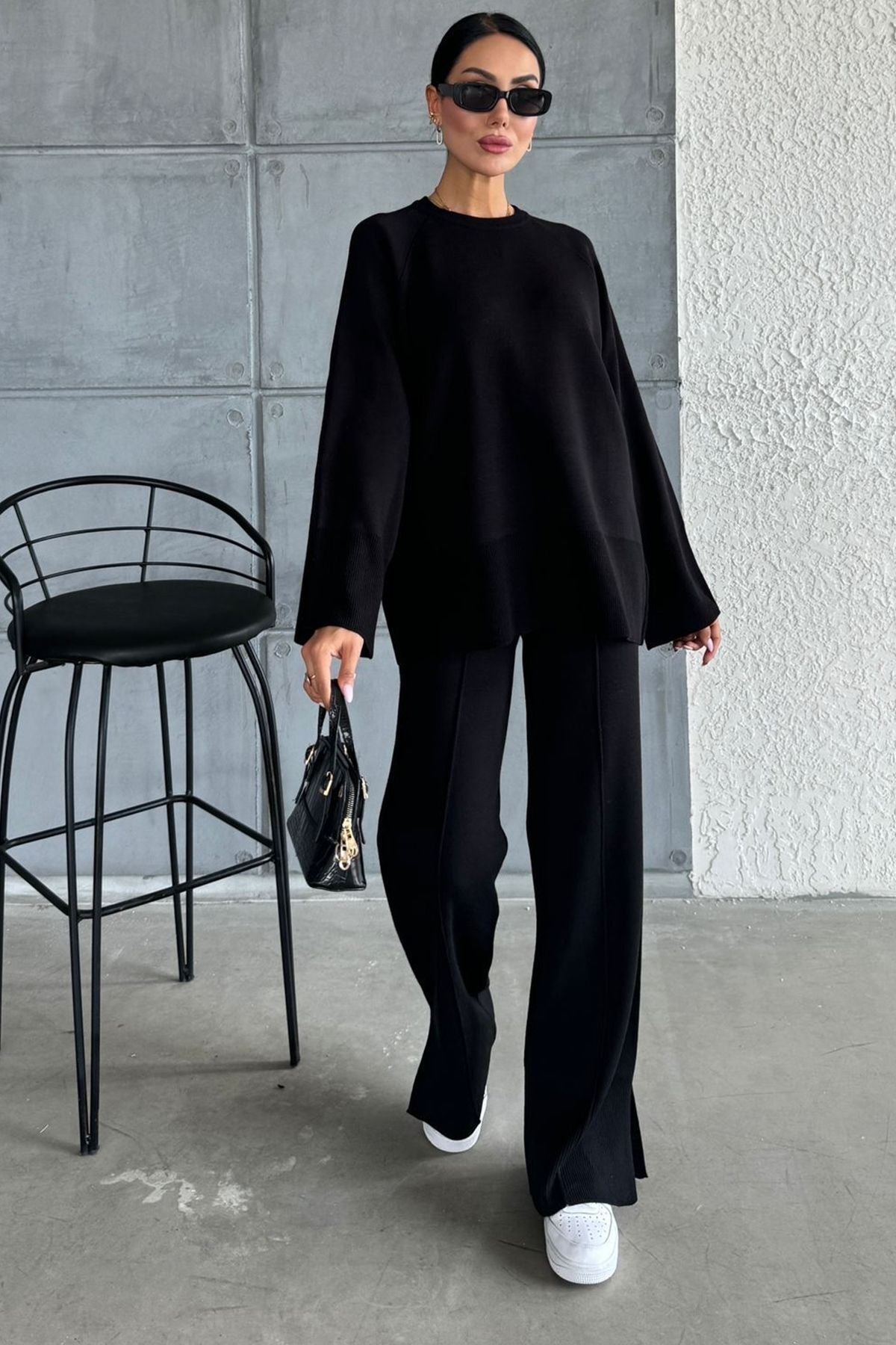 Zweiteiliges Set aus Strickpullover und Hose mit Schlitz.