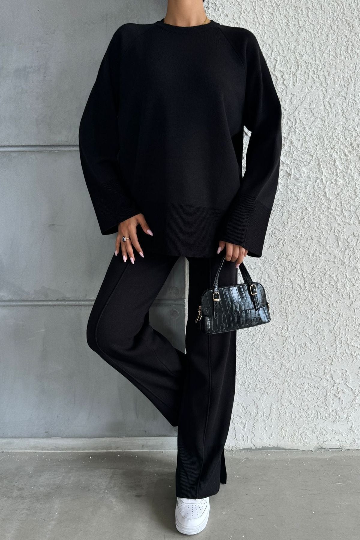 Zweiteiliges Set aus Strickpullover und Hose mit Schlitz.