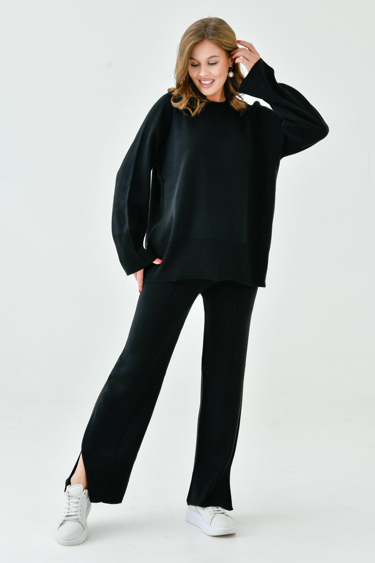 Zweiteiliges Set aus Strickpullover und Hose mit Schlitz.