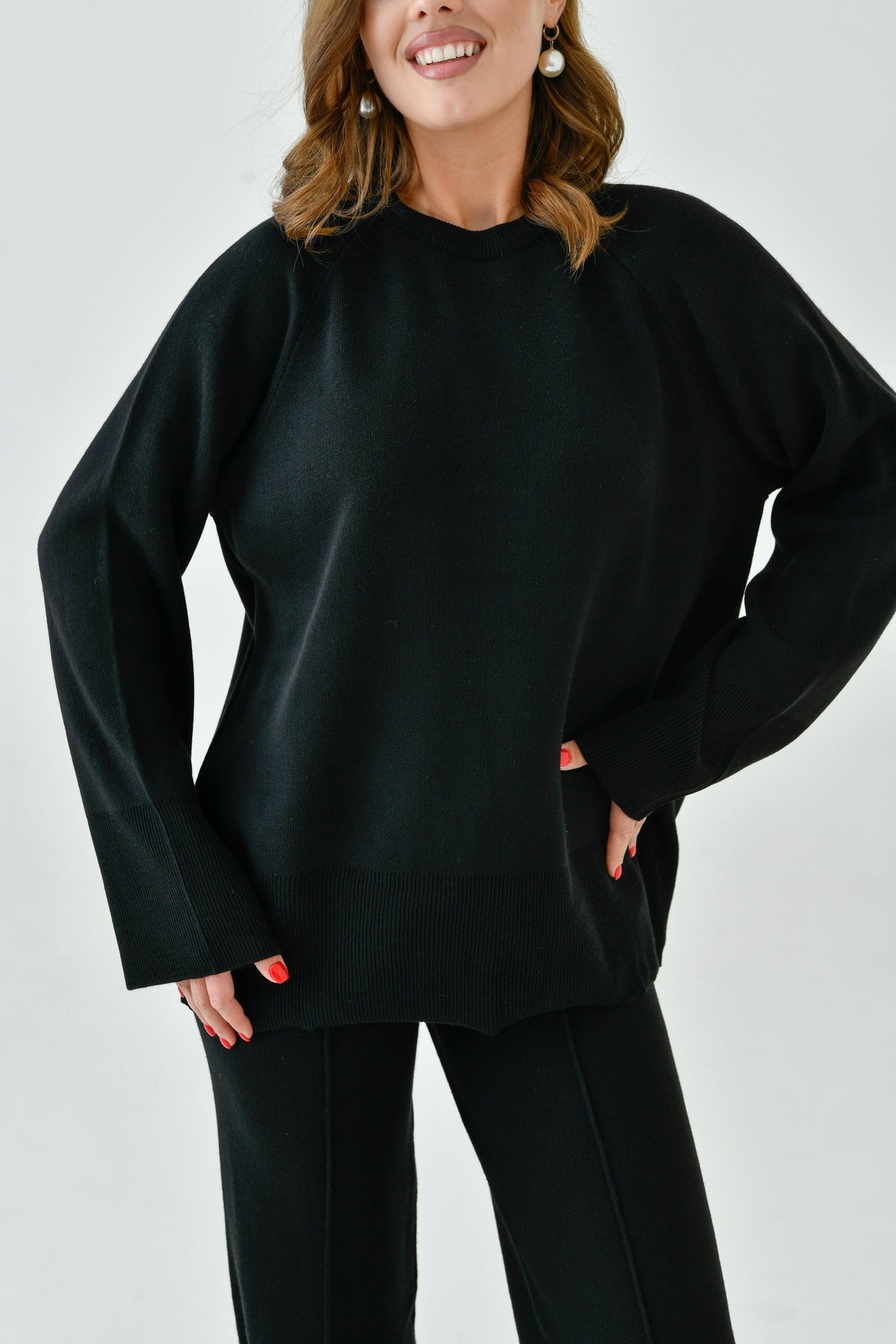 Zweiteiliges Set aus Strickpullover und Hose mit Schlitz.