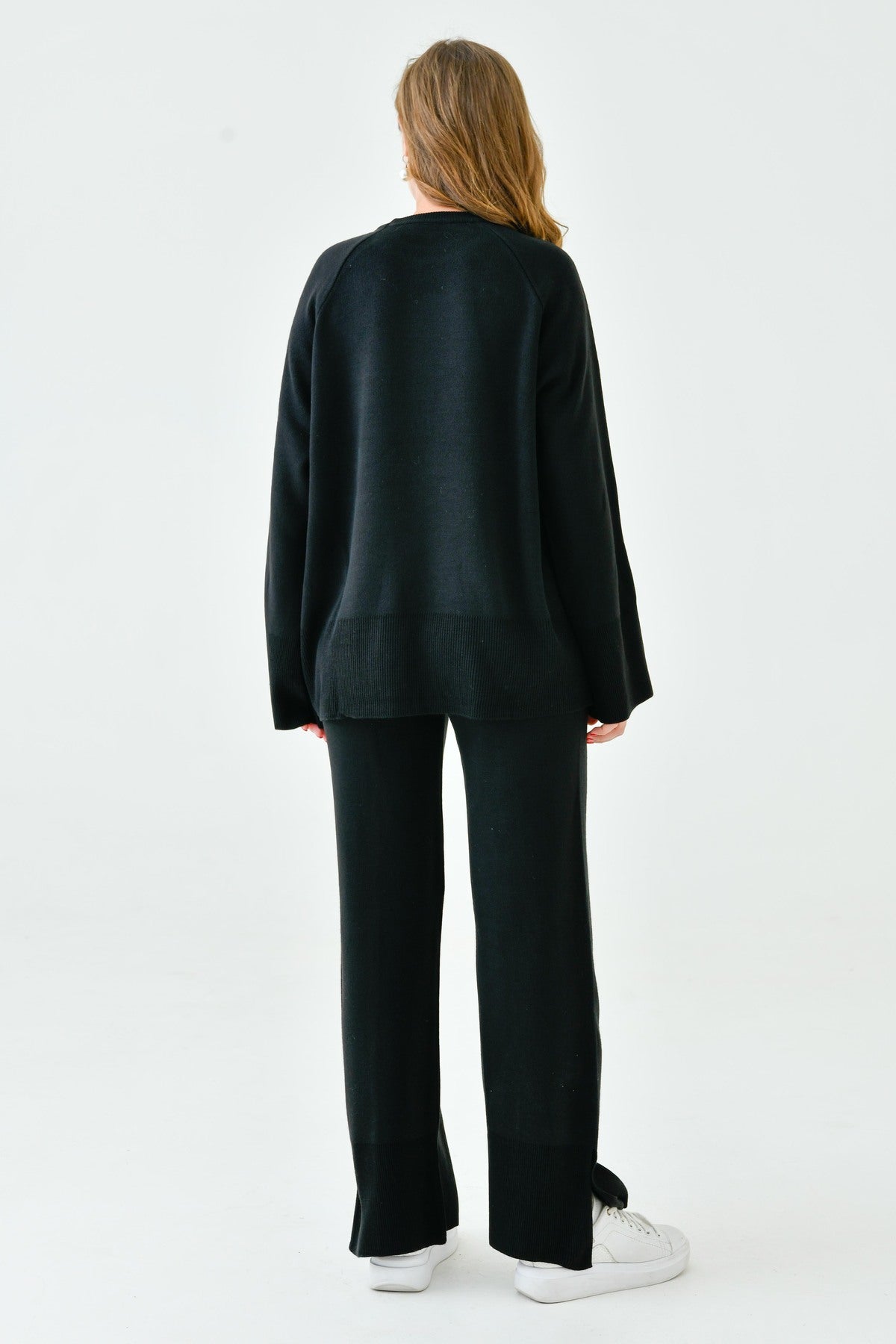 Zweiteiliges Set aus Strickpullover und Hose mit Schlitz.
