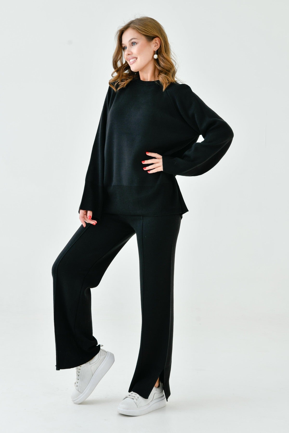 Zweiteiliges Set aus Strickpullover und Hose mit Schlitz.