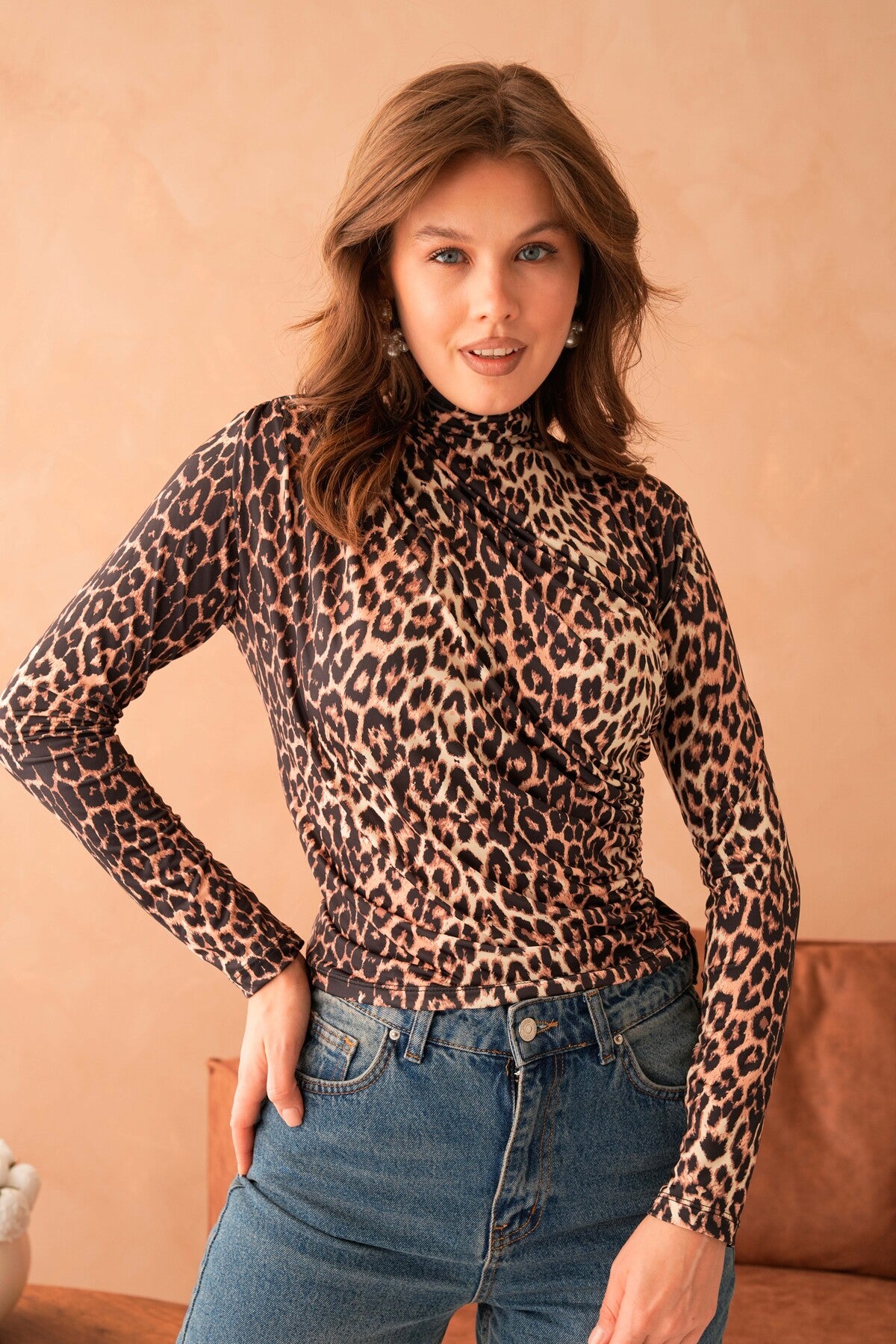 Bluse mit Leopardenmuster, Stehkragen und langen Ärmeln