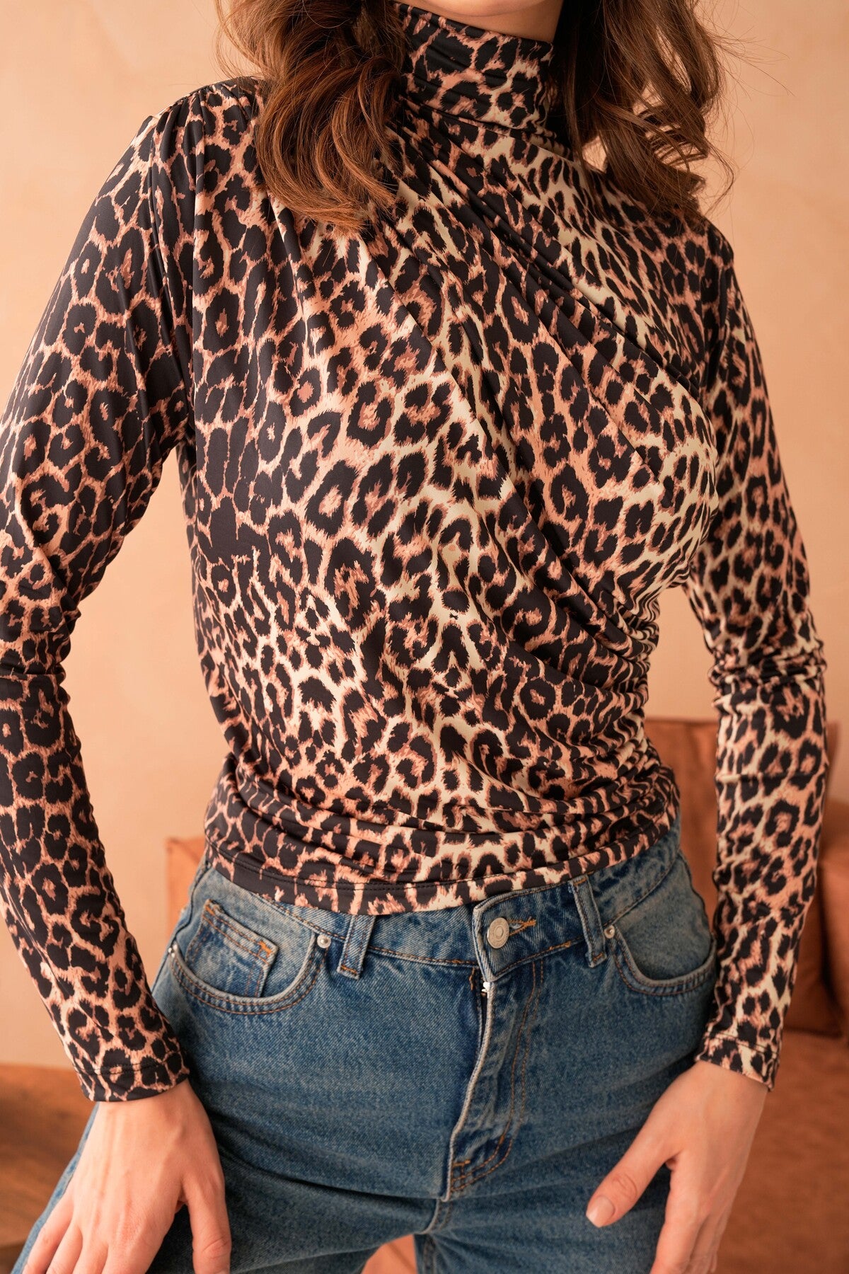 Bluse mit Leopardenmuster, Stehkragen und langen Ärmeln