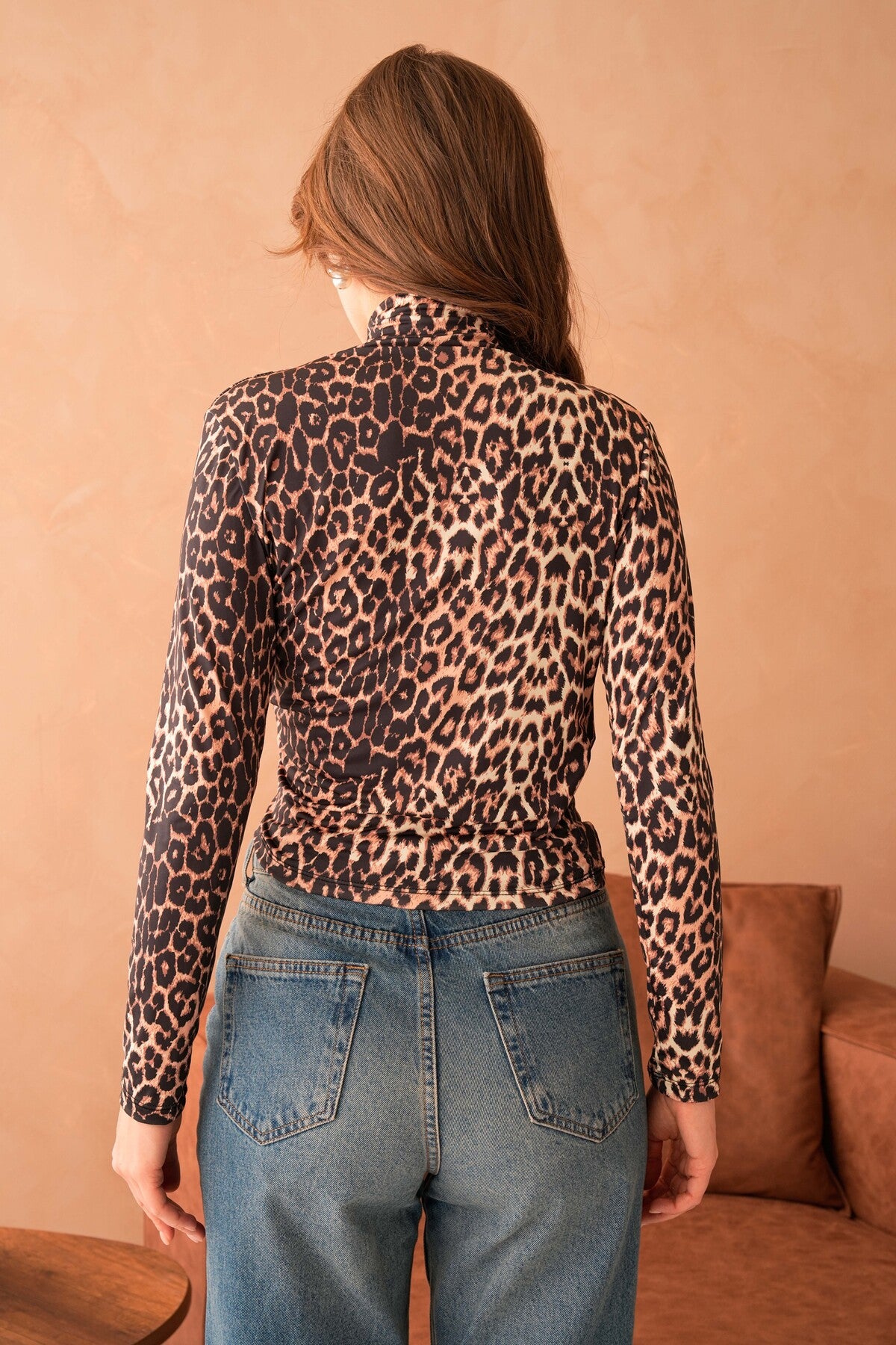 Bluse mit Leopardenmuster, Stehkragen und langen Ärmeln