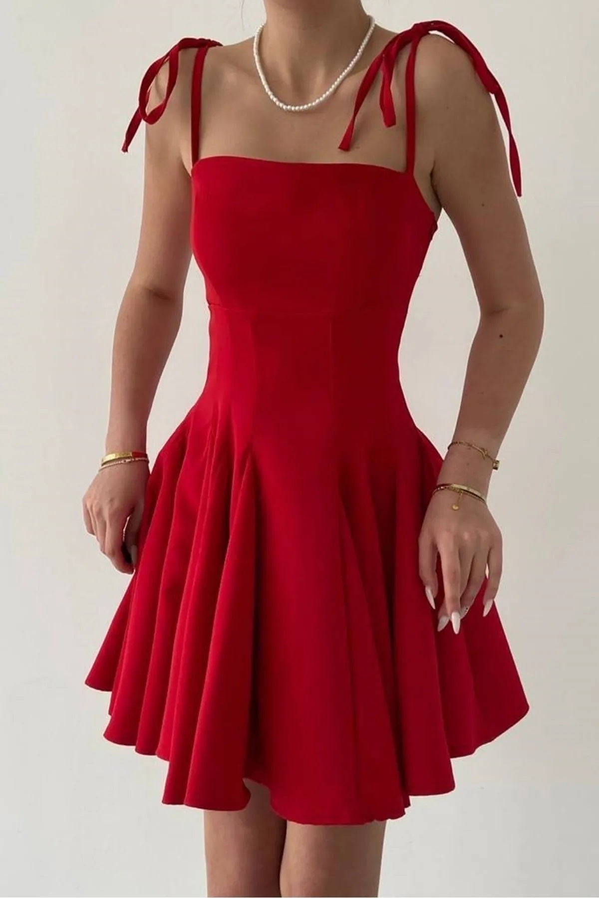 Kleid mit dünnen Trägern