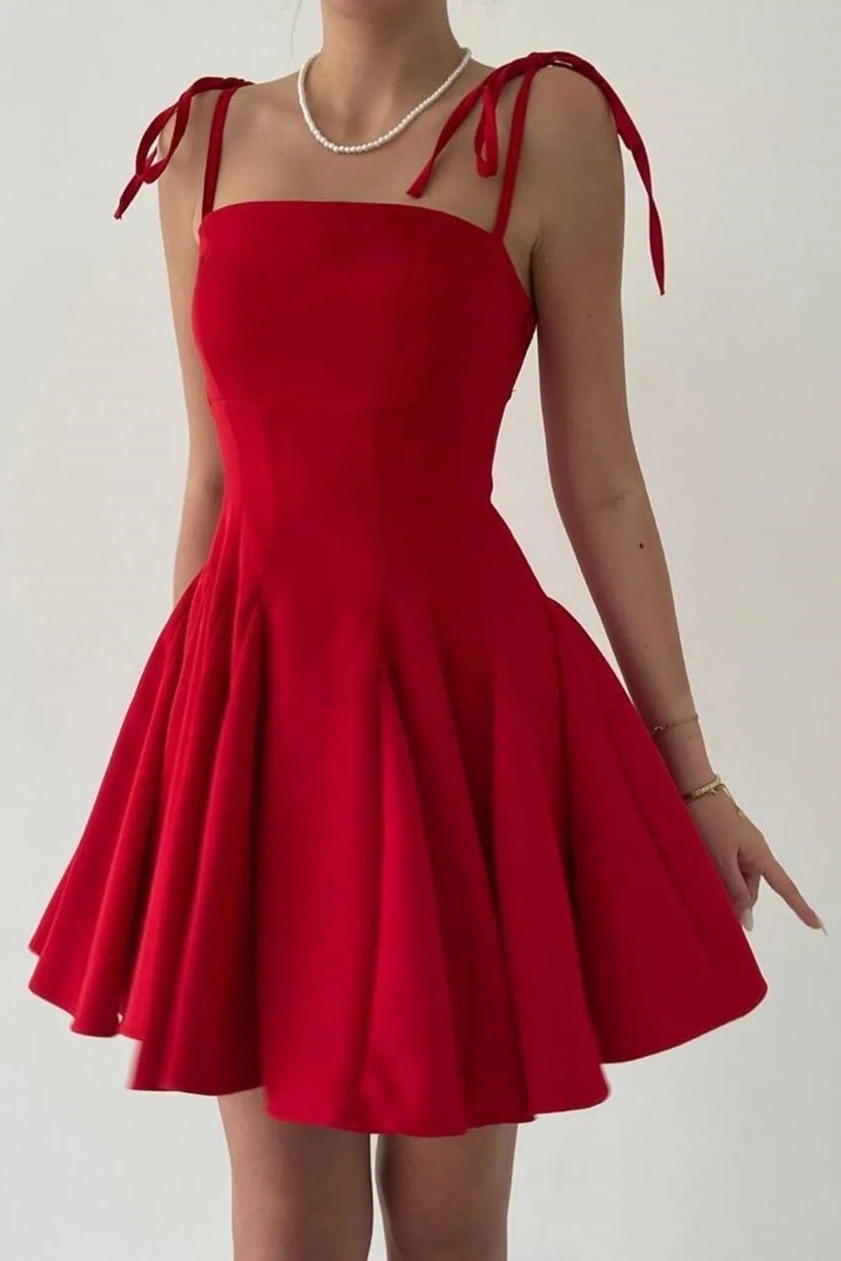 Kleid mit dünnen Trägern