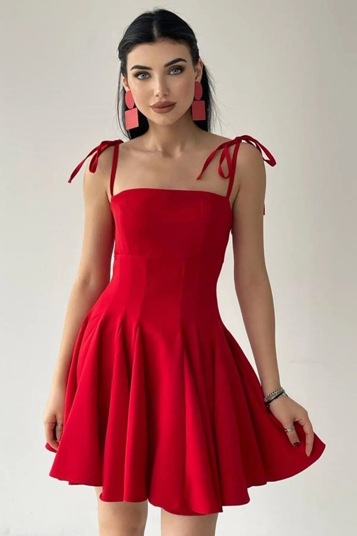Kleid mit dünnen Trägern