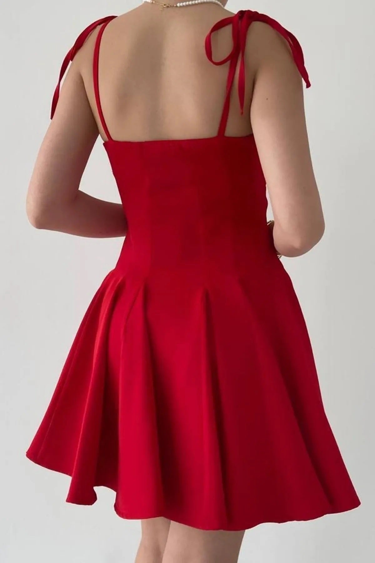 Kleid mit dünnen Trägern