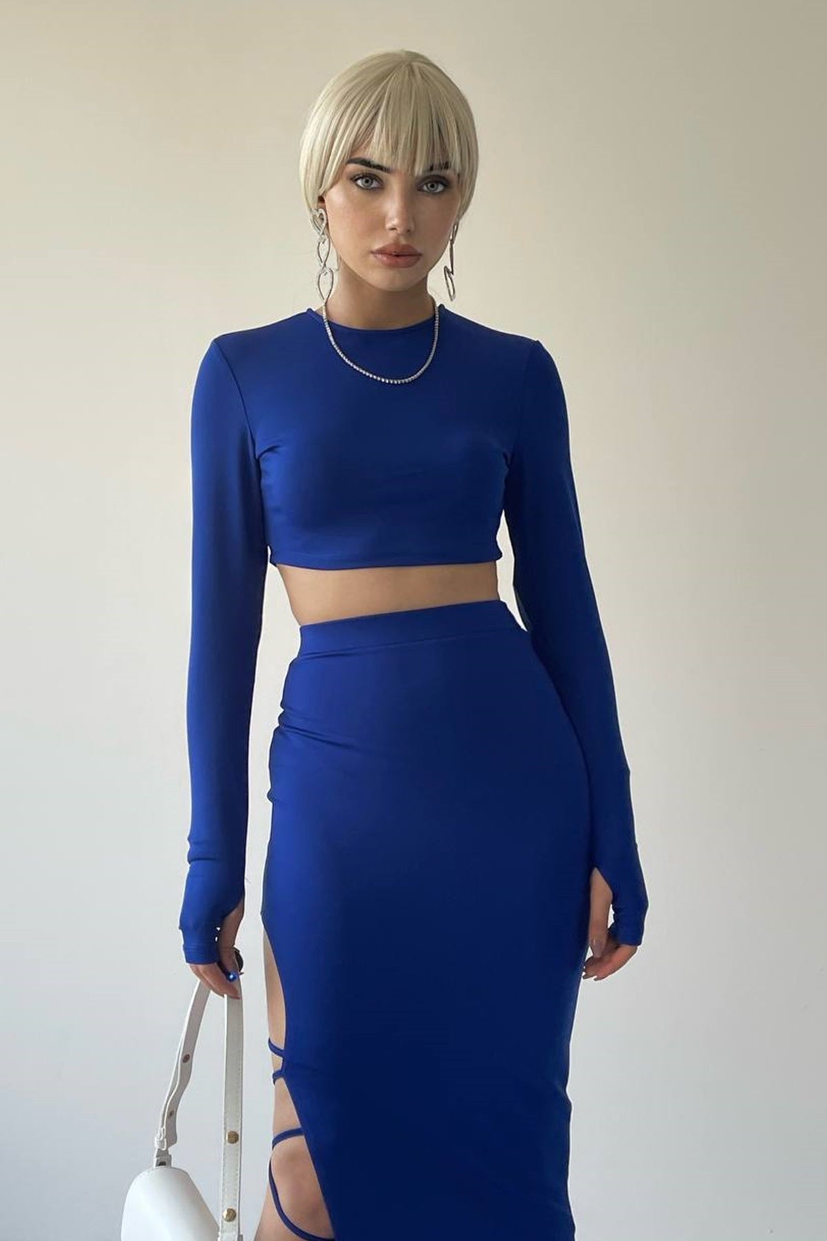 Zweiteiliges Set aus kurzem Midirock mit Schlitz und Spitzendetails