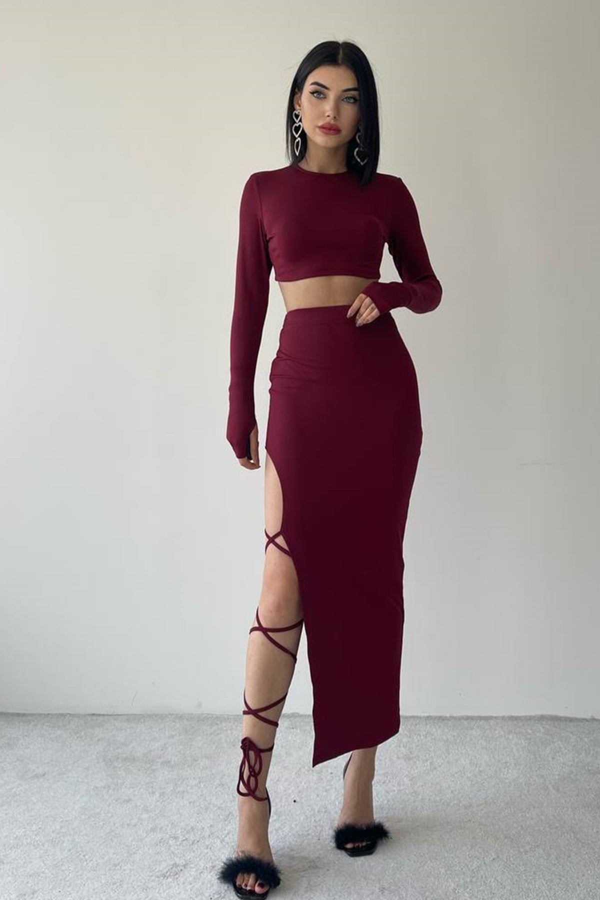 Zweiteiliges Set aus kurzem Midirock mit Schlitz und Spitzendetails