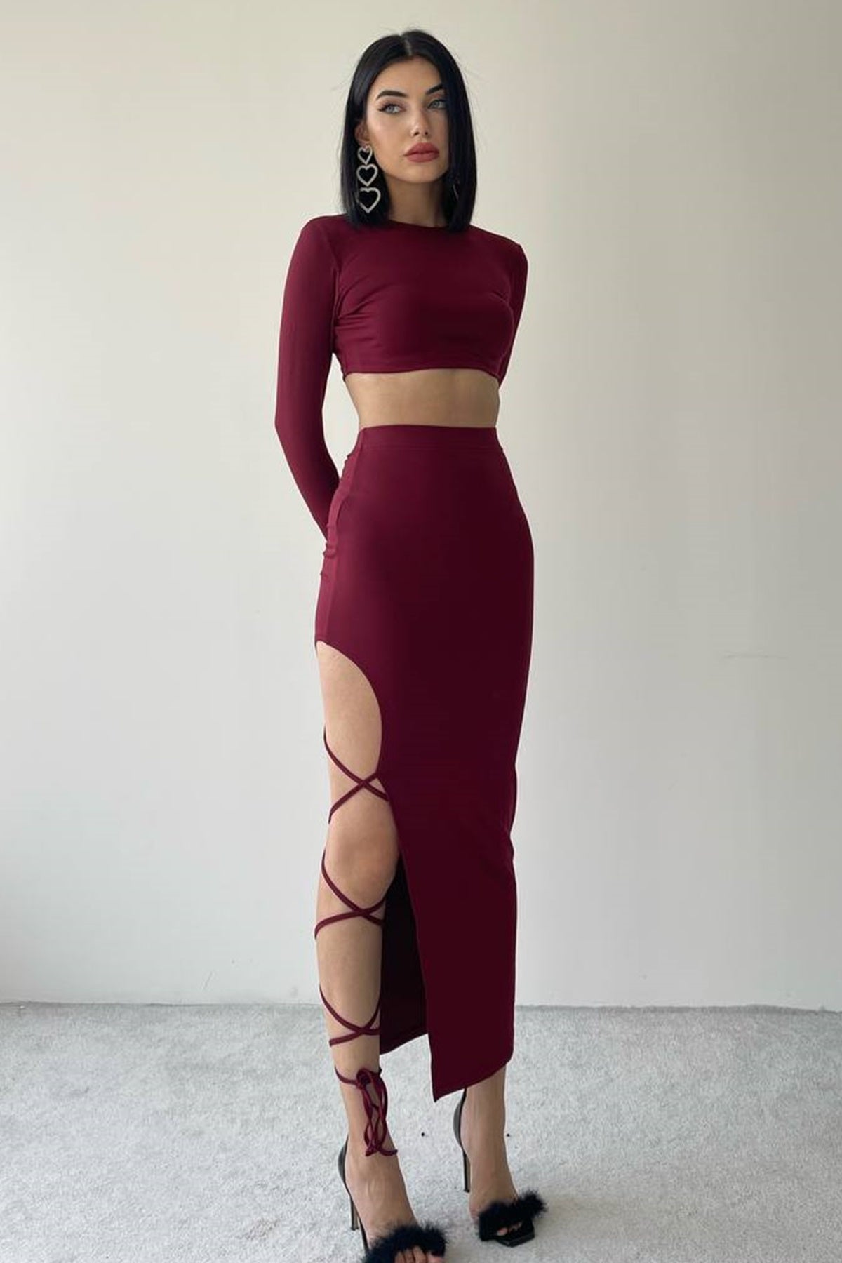 Zweiteiliges Set aus kurzem Midirock mit Schlitz und Spitzendetails