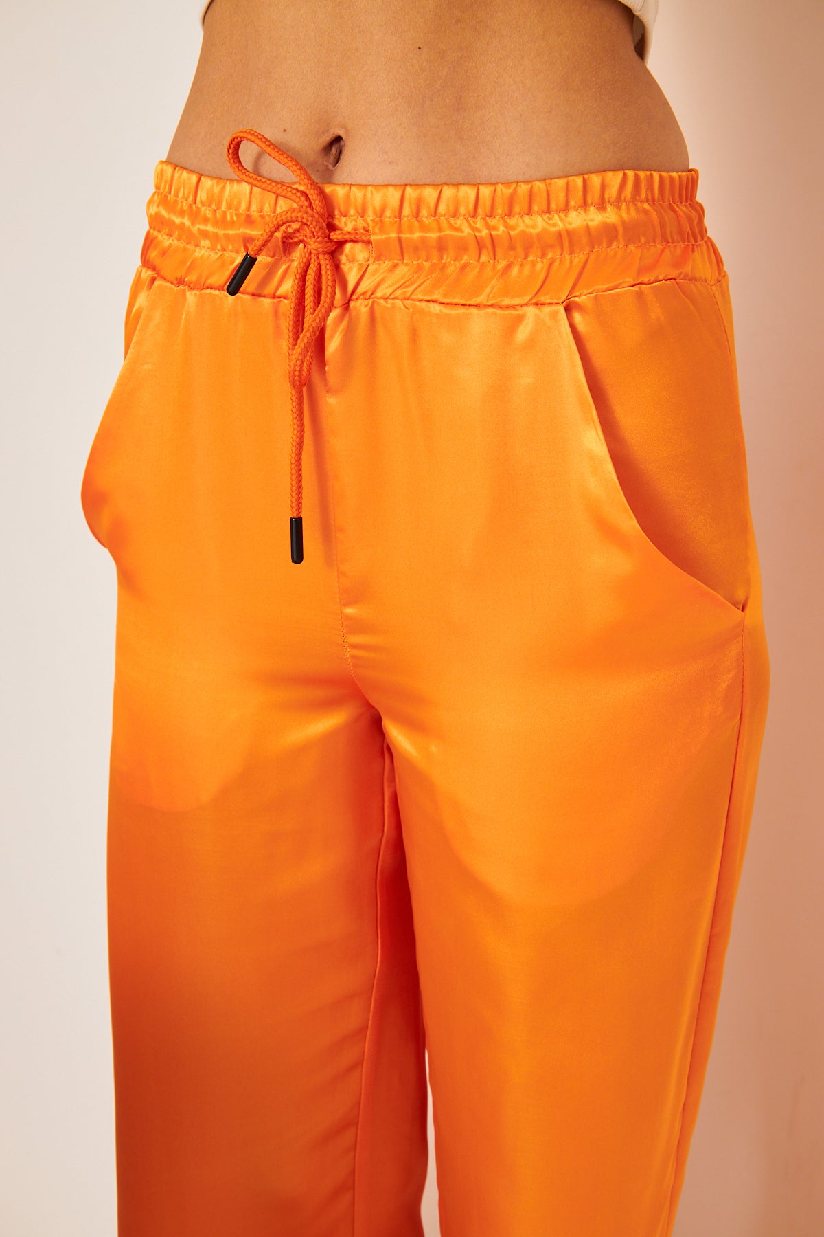 Satinhose mit hohem Bund