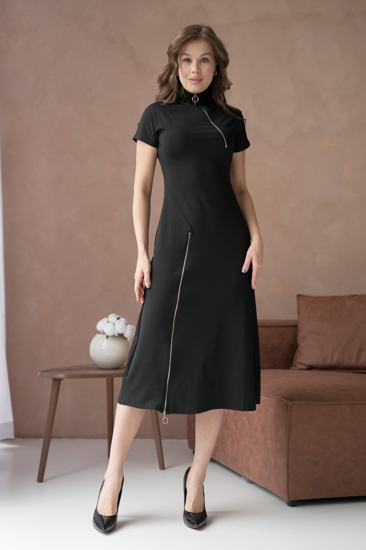 Midikleid mit Reißverschlussdetail, hohem Kragen und kurzen Ärmeln