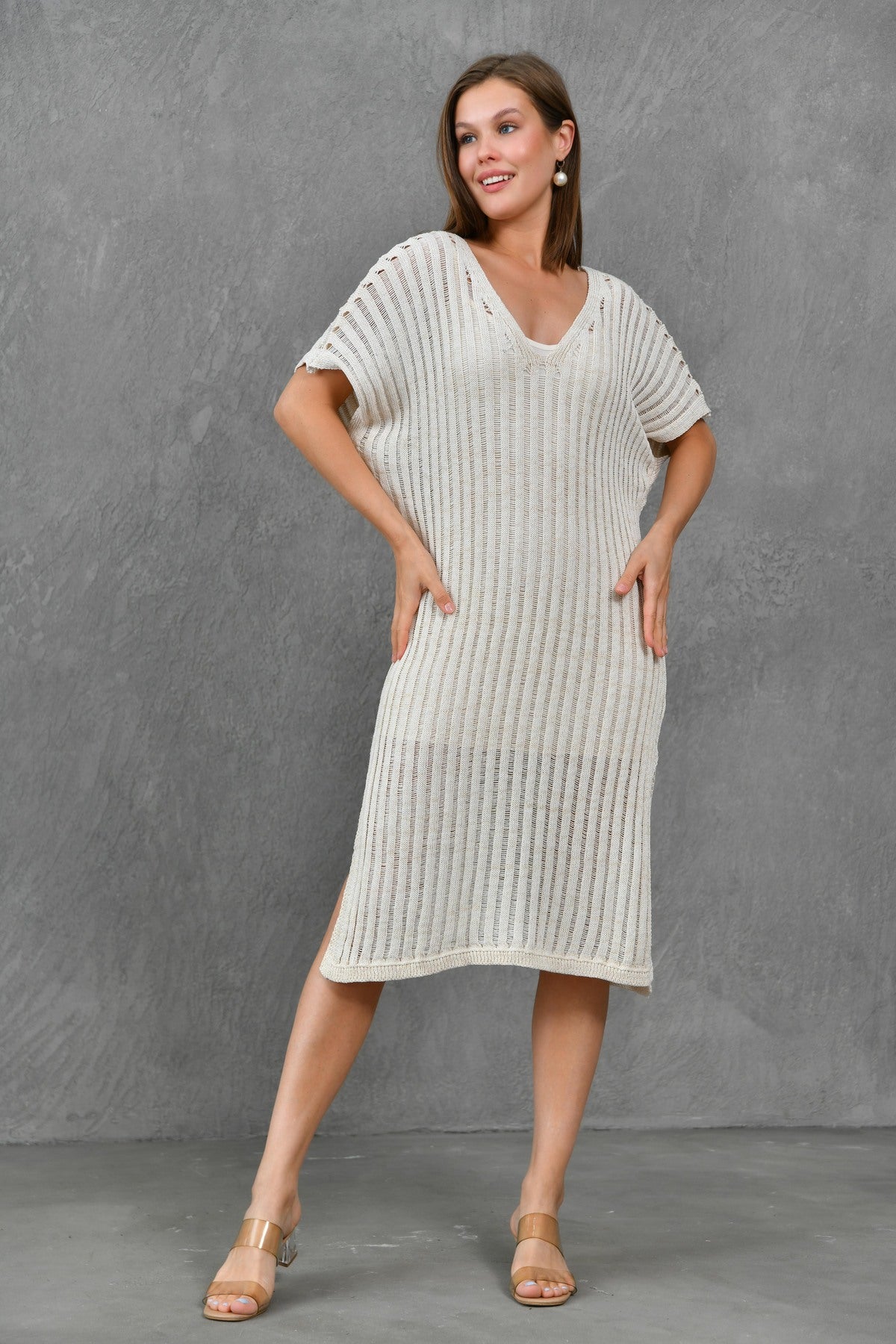 Ärmelloses Oversize-Midikleid mit V-Ausschnitt und Schlitzdetail