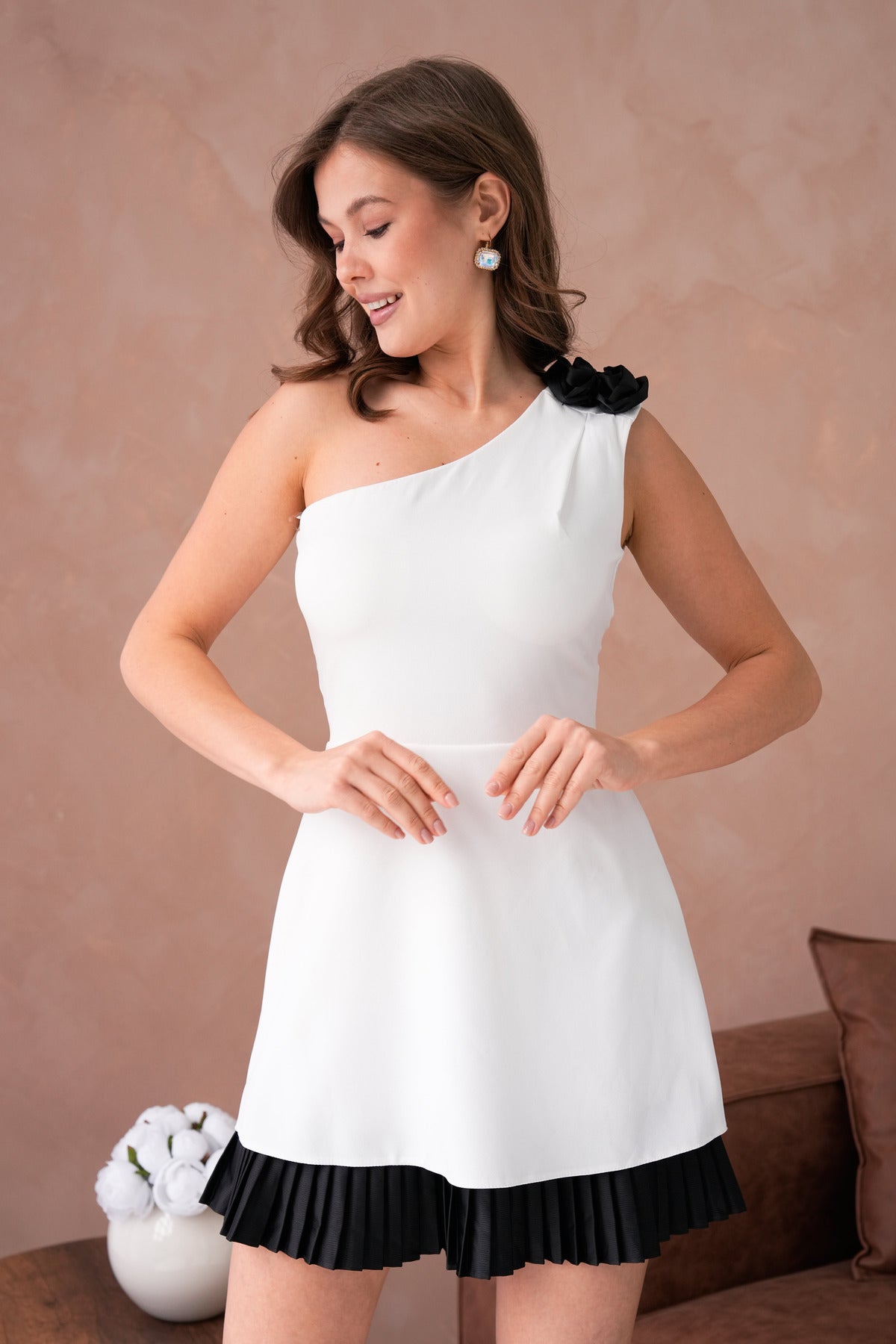 Plissiertes Minikleid mit ausgestelltem Rock