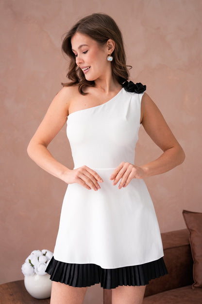 Plissiertes Minikleid mit ausgestelltem Rock