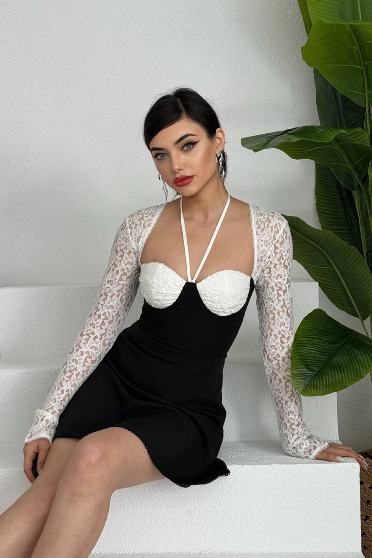 Minikleid mit V-Ausschnitt und ausgestelltem Rock