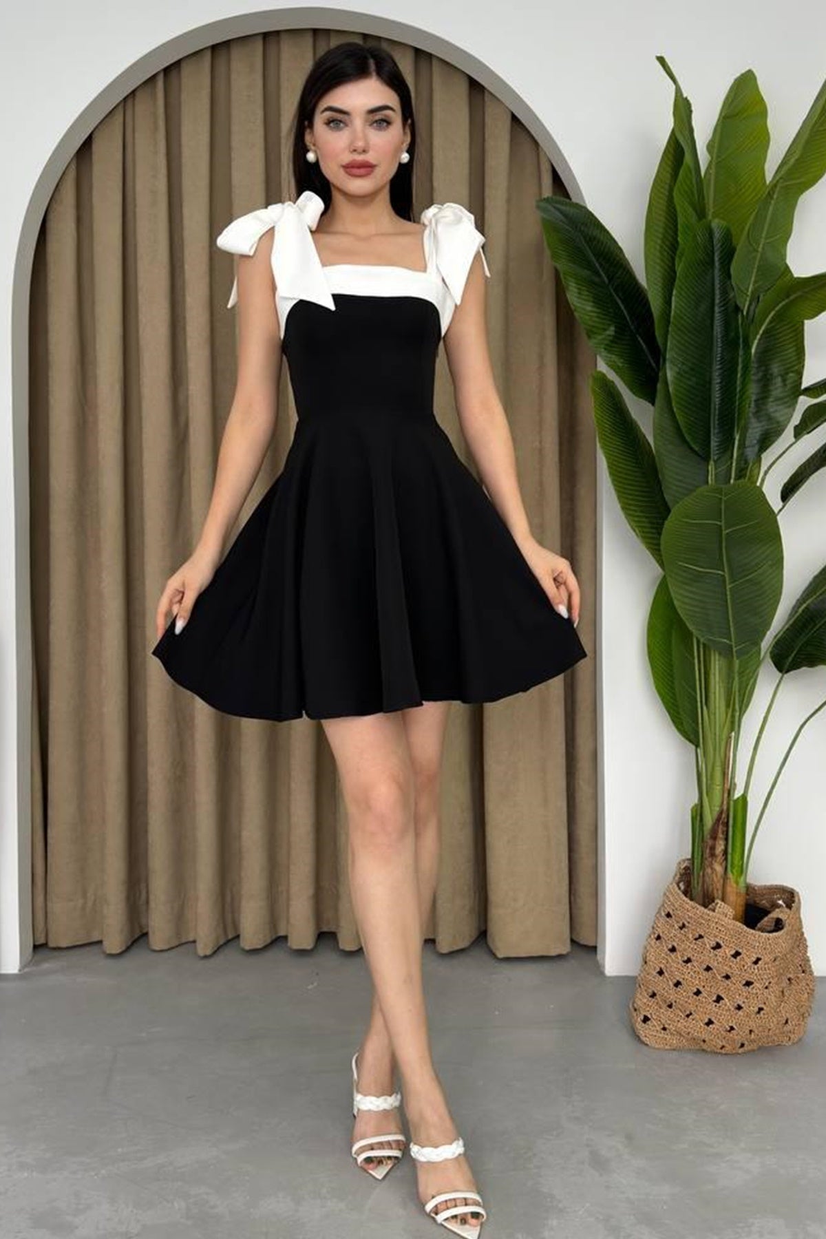 Trägerloses Minikleid mit ausgestelltem Rock und Ausschnitt
