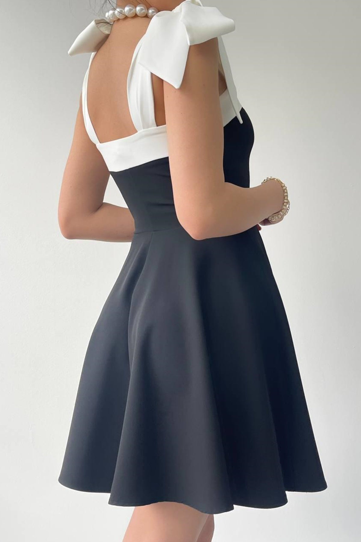 Trägerloses Minikleid mit ausgestelltem Rock und Ausschnitt