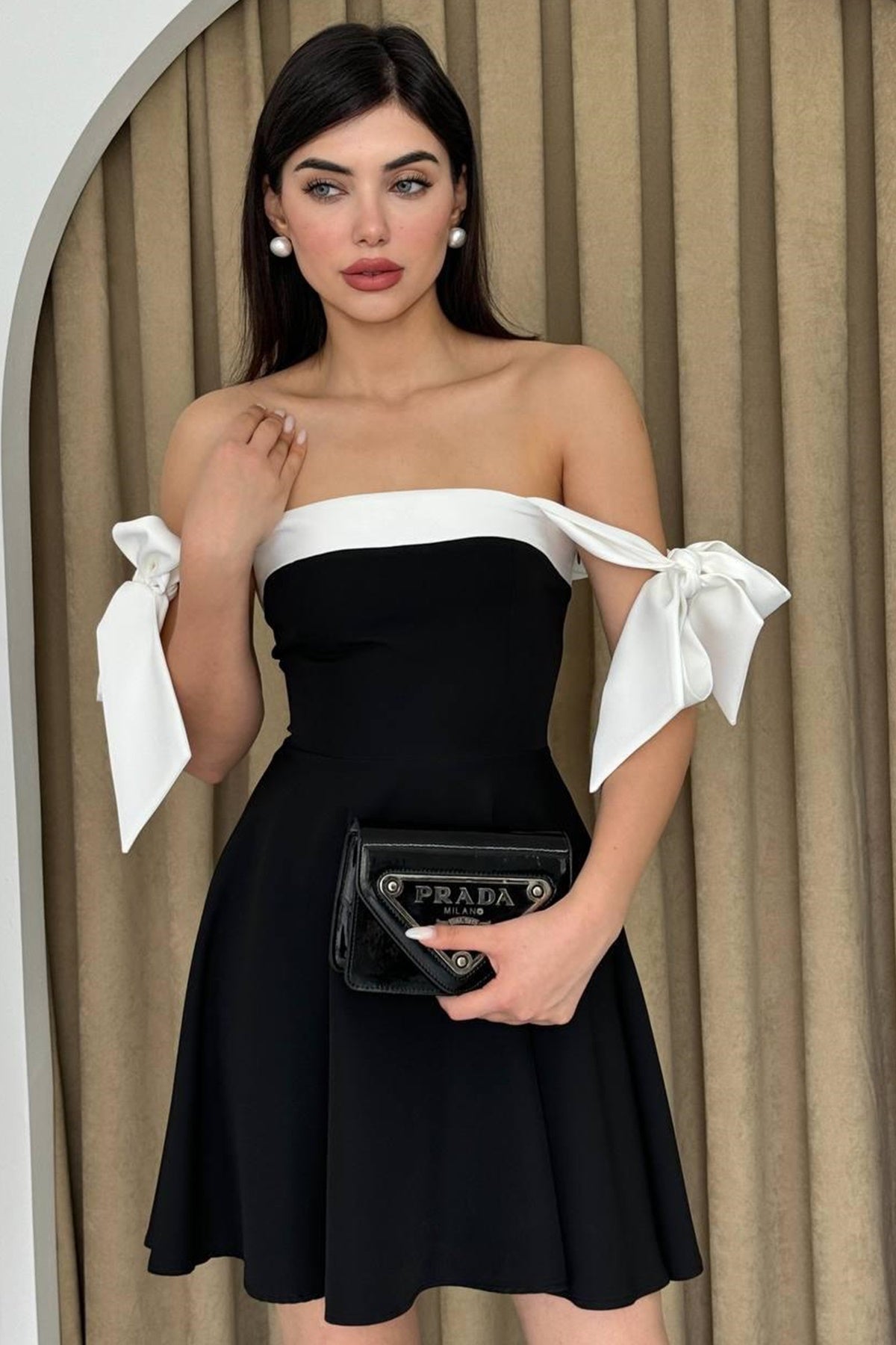 Trägerloses Minikleid mit ausgestelltem Rock und Ausschnitt