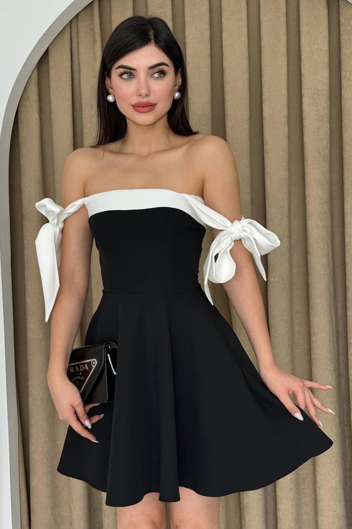 Trägerloses Minikleid mit ausgestelltem Rock und Ausschnitt