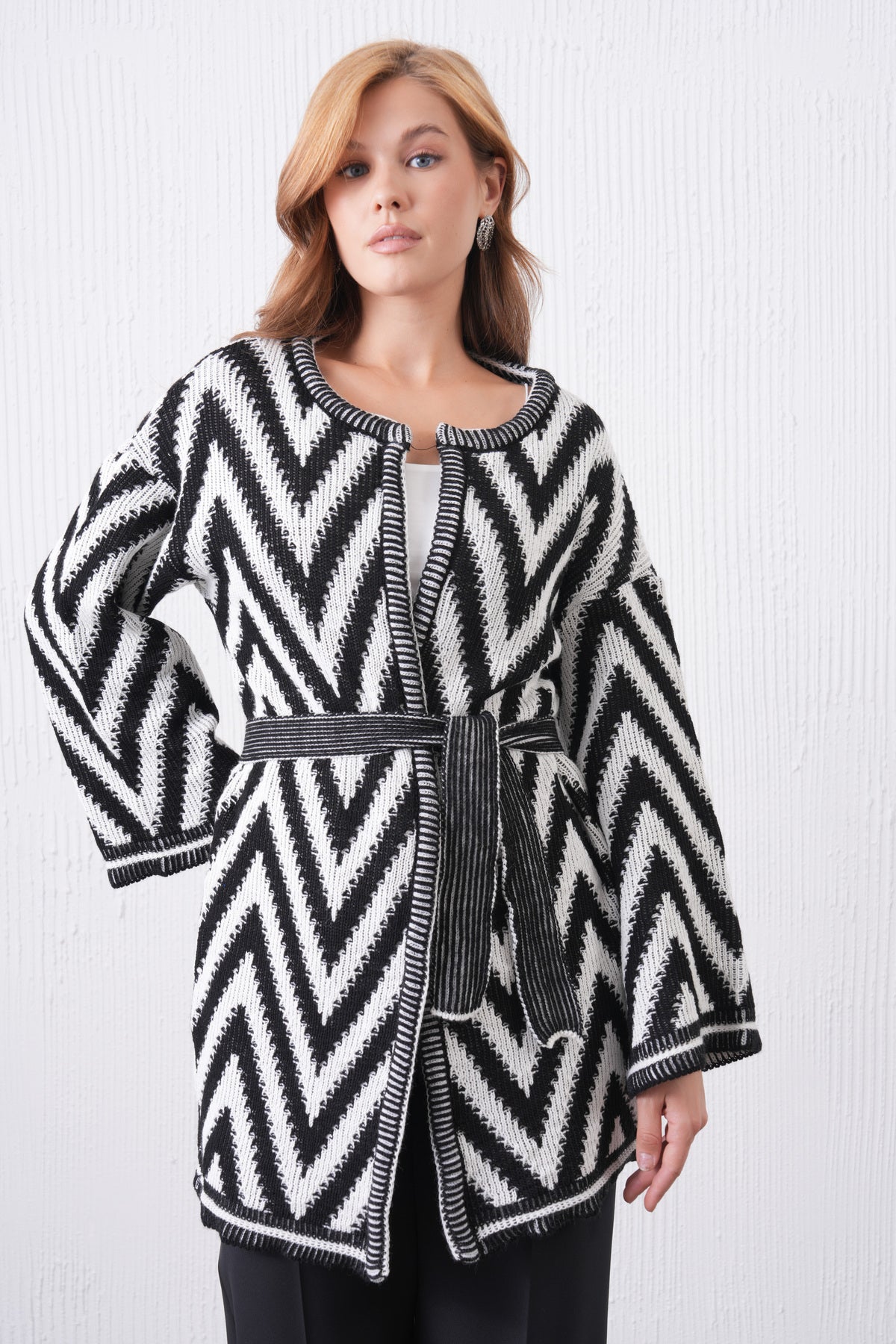 Strickjacke mit Zickzackmuster und Gürteldetail