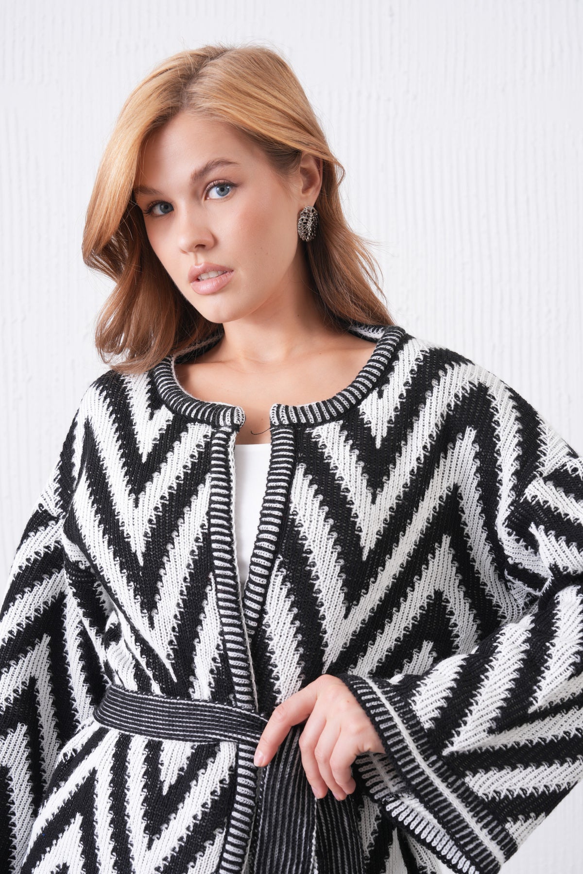 Strickjacke mit Zickzackmuster und Gürteldetail
