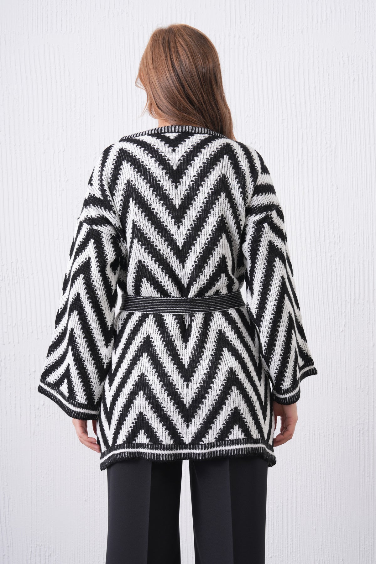 Strickjacke mit Zickzackmuster und Gürteldetail
