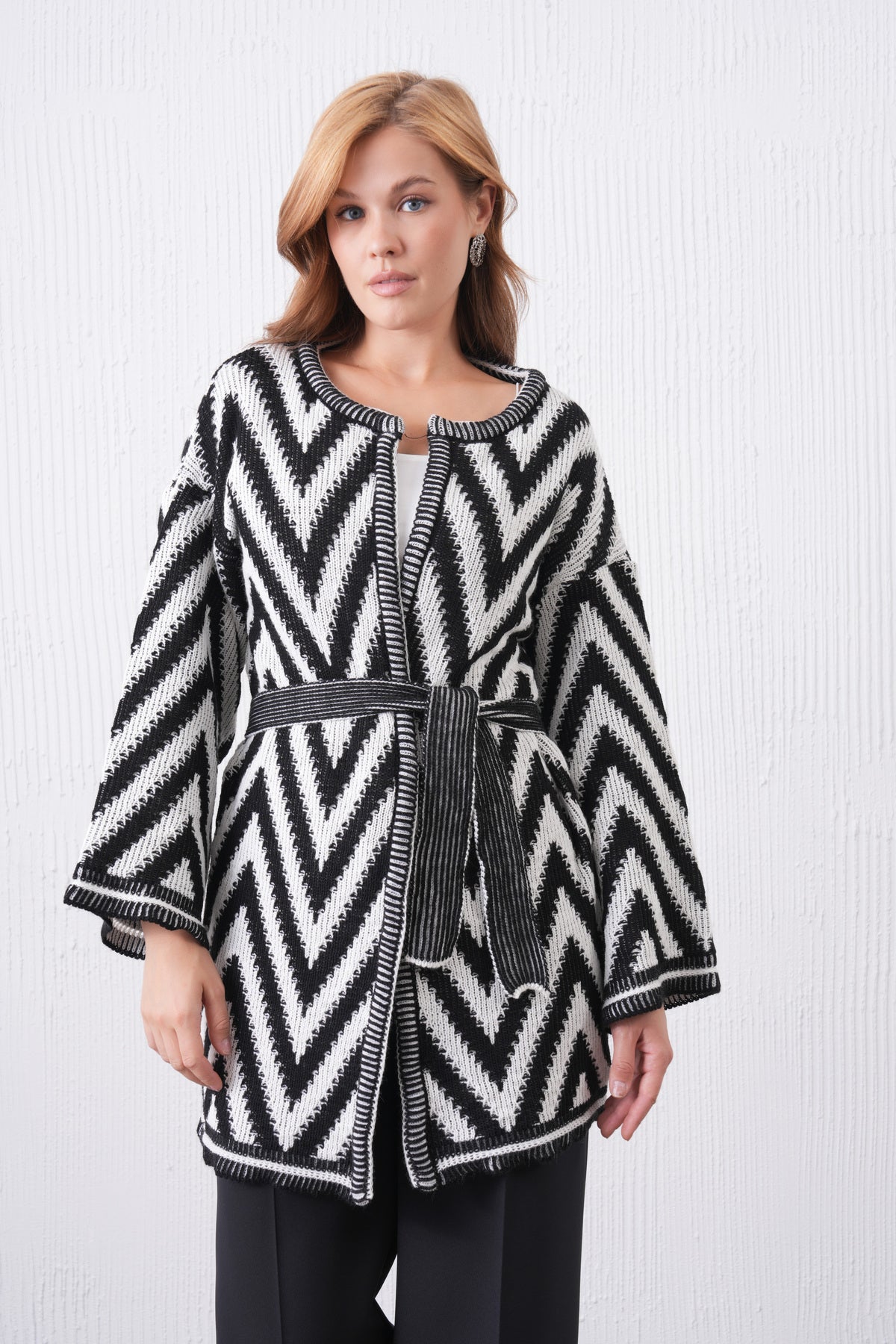 Strickjacke mit Zickzackmuster und Gürteldetail