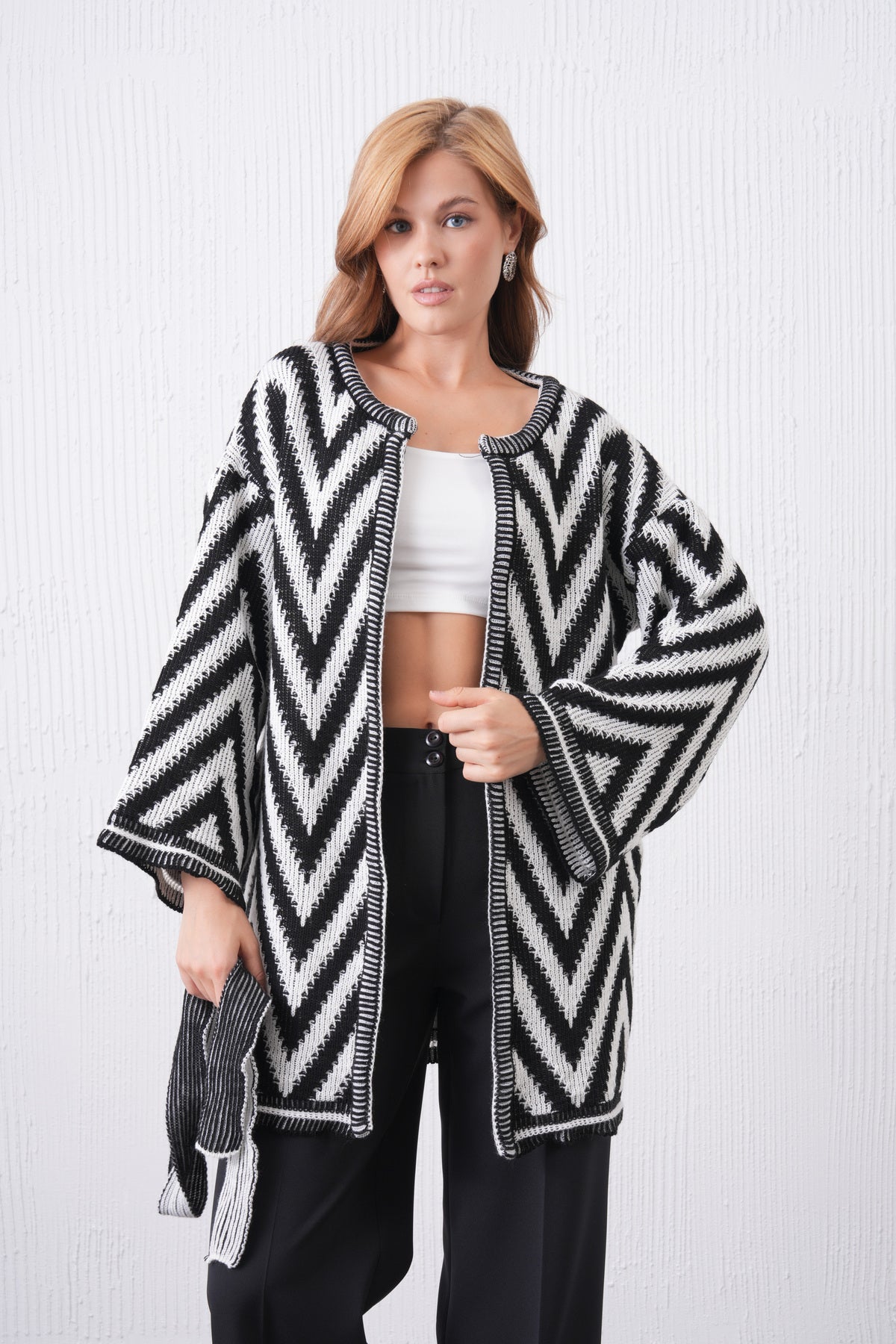 Strickjacke mit Zickzackmuster und Gürteldetail