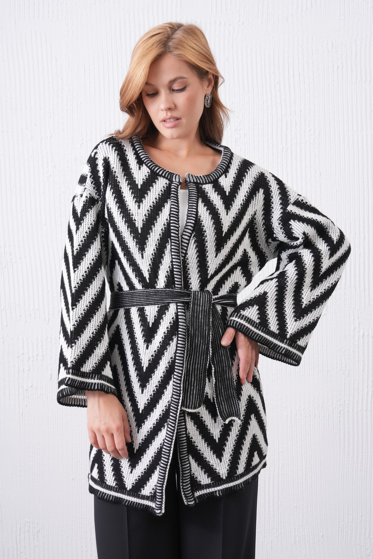 Strickjacke mit Zickzackmuster und Gürteldetail