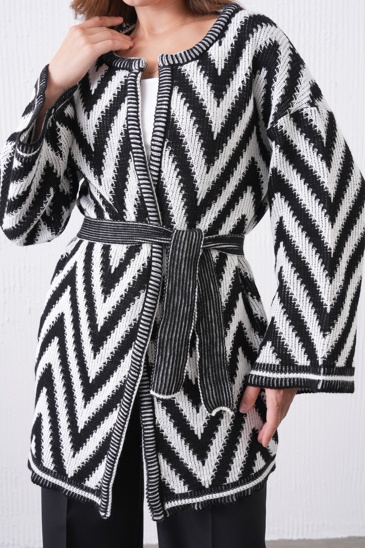 Strickjacke mit Zickzackmuster und Gürteldetail