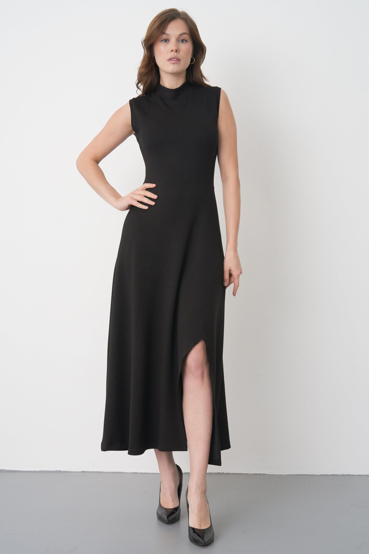 Schwarzes Crepe Midi-Kleid mit Schlitz