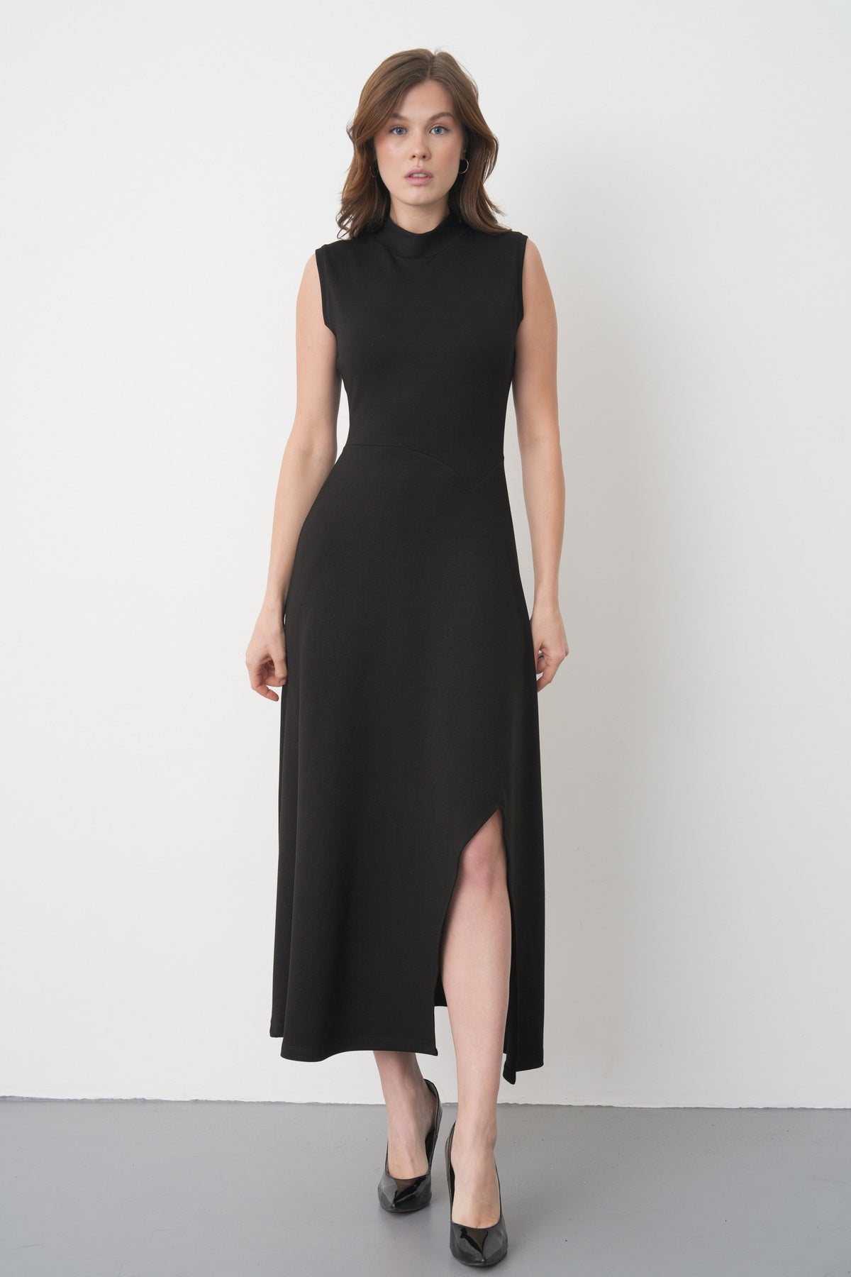 Schwarzes Crepe Midi-Kleid mit Schlitz