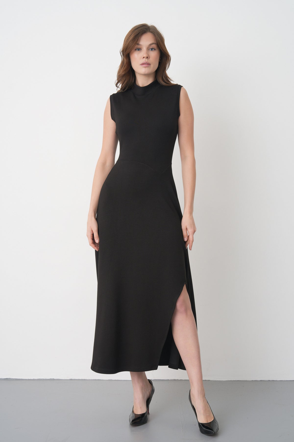 Schwarzes Crepe Midi-Kleid mit Schlitz