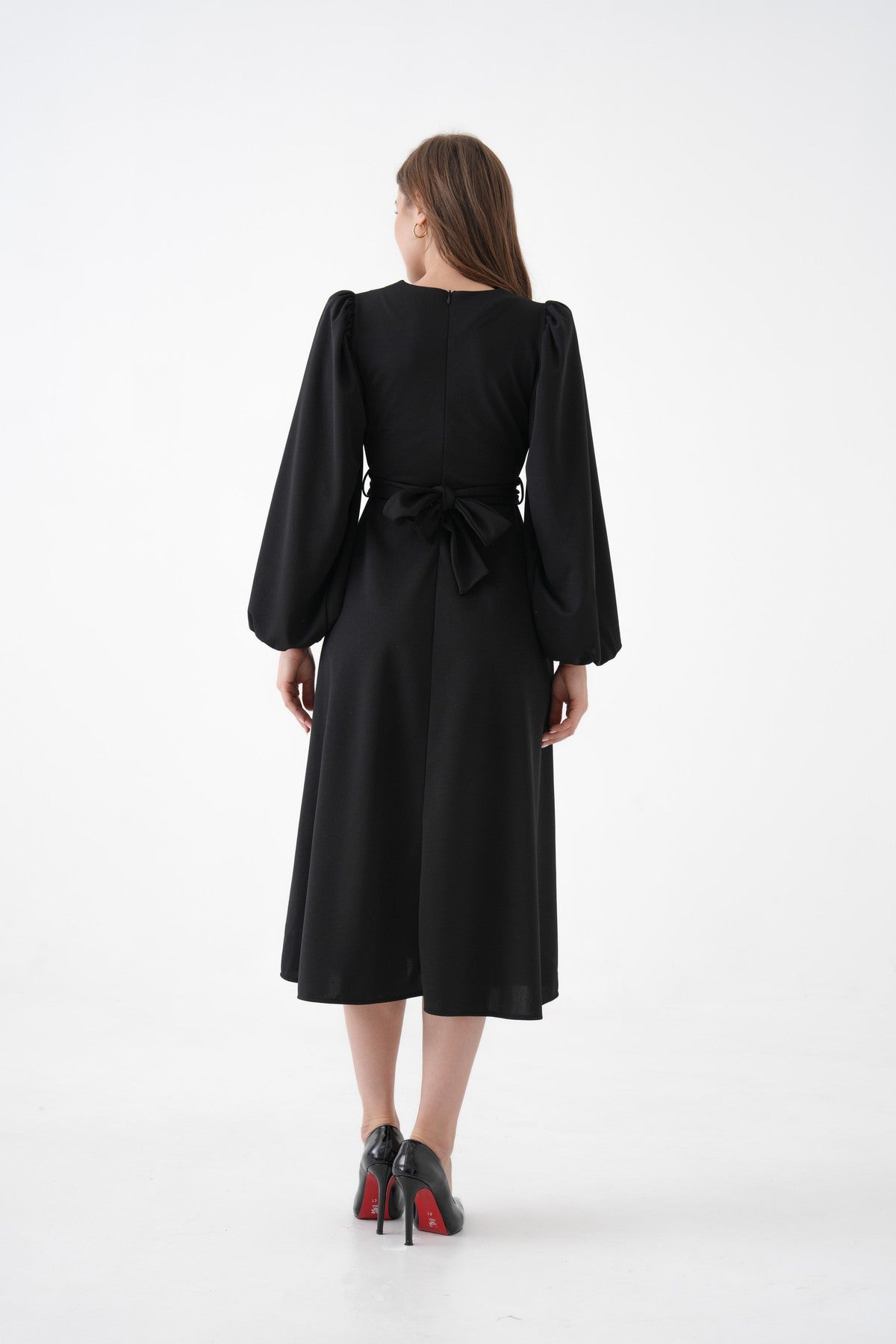 Midi-Kleid mit Wickelausschnitt und Gürteldetail