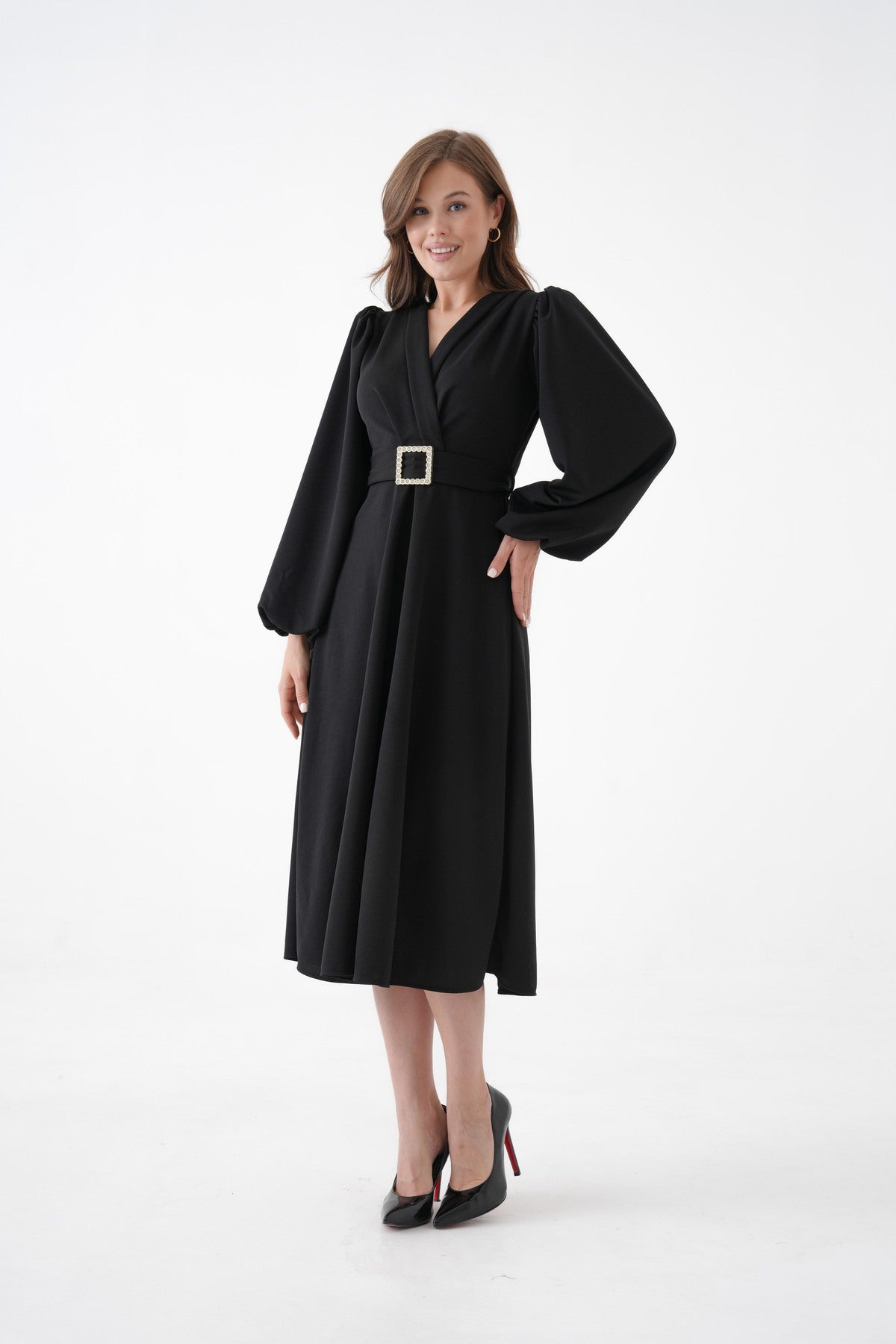 Midi-Kleid mit Wickelausschnitt und Gürteldetail