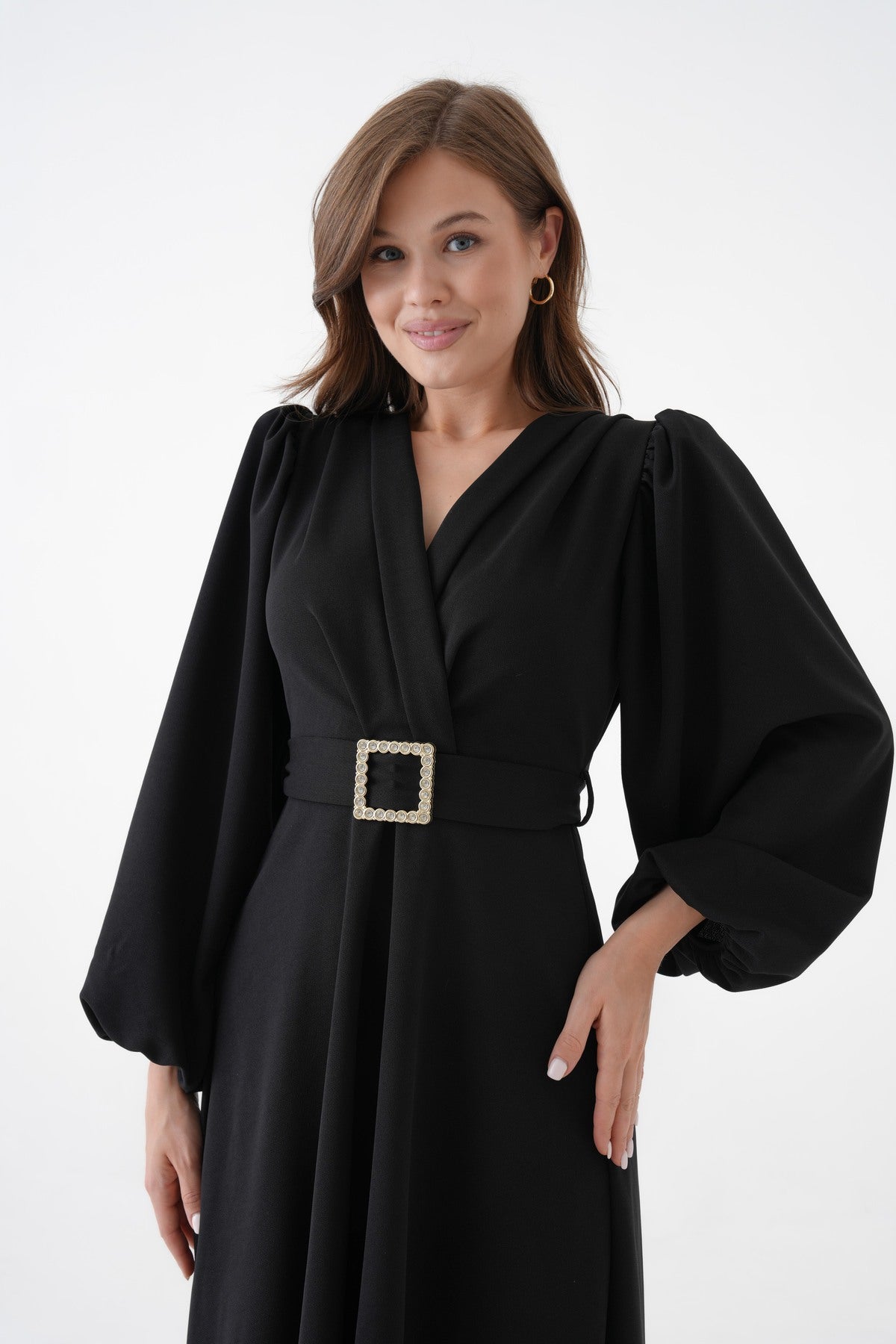 Midi-Kleid mit Wickelausschnitt und Gürteldetail